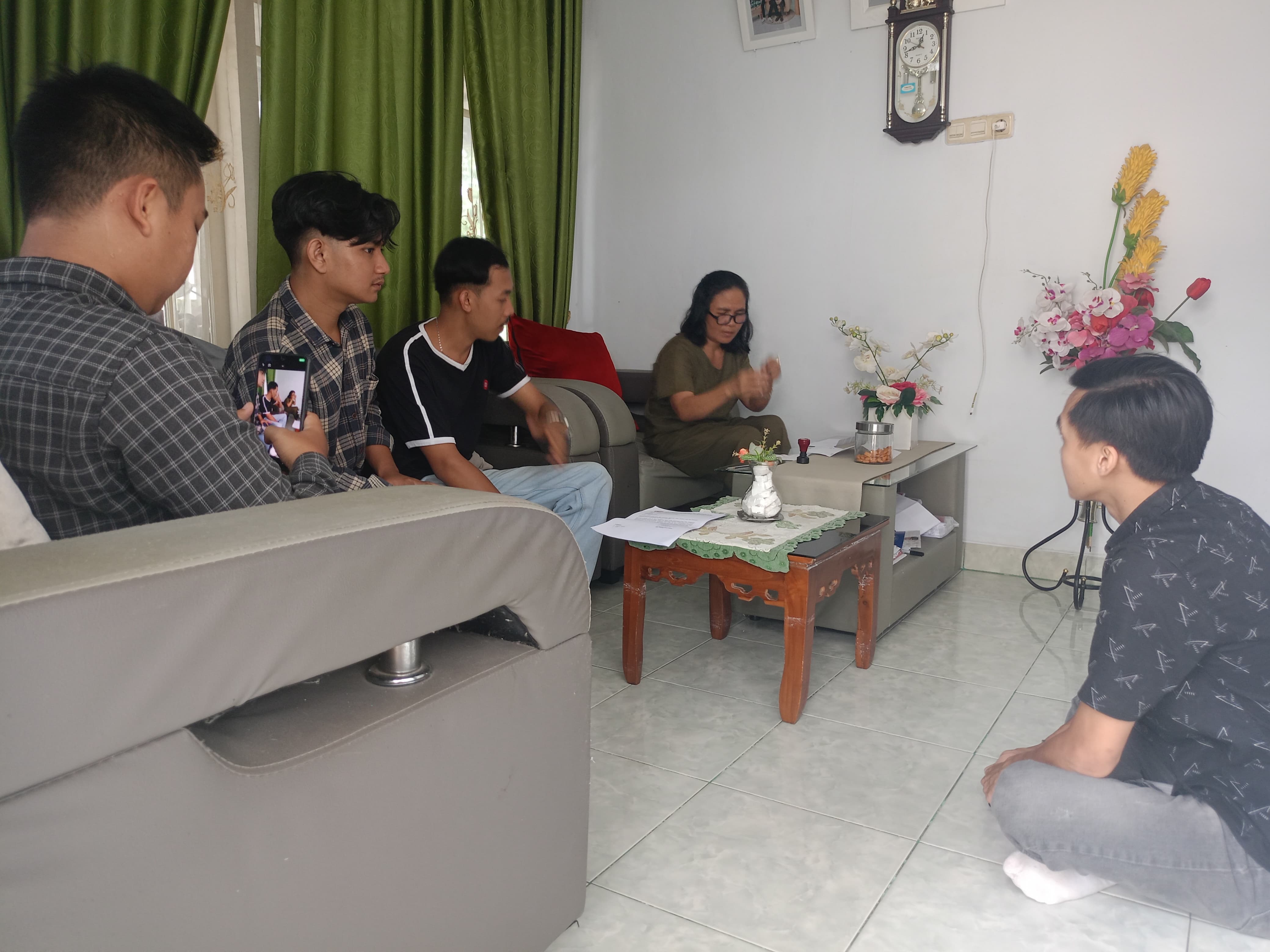 Pertemuan pertama dengan ketua RT 12 , RW 03 kelurahan sawah lebar