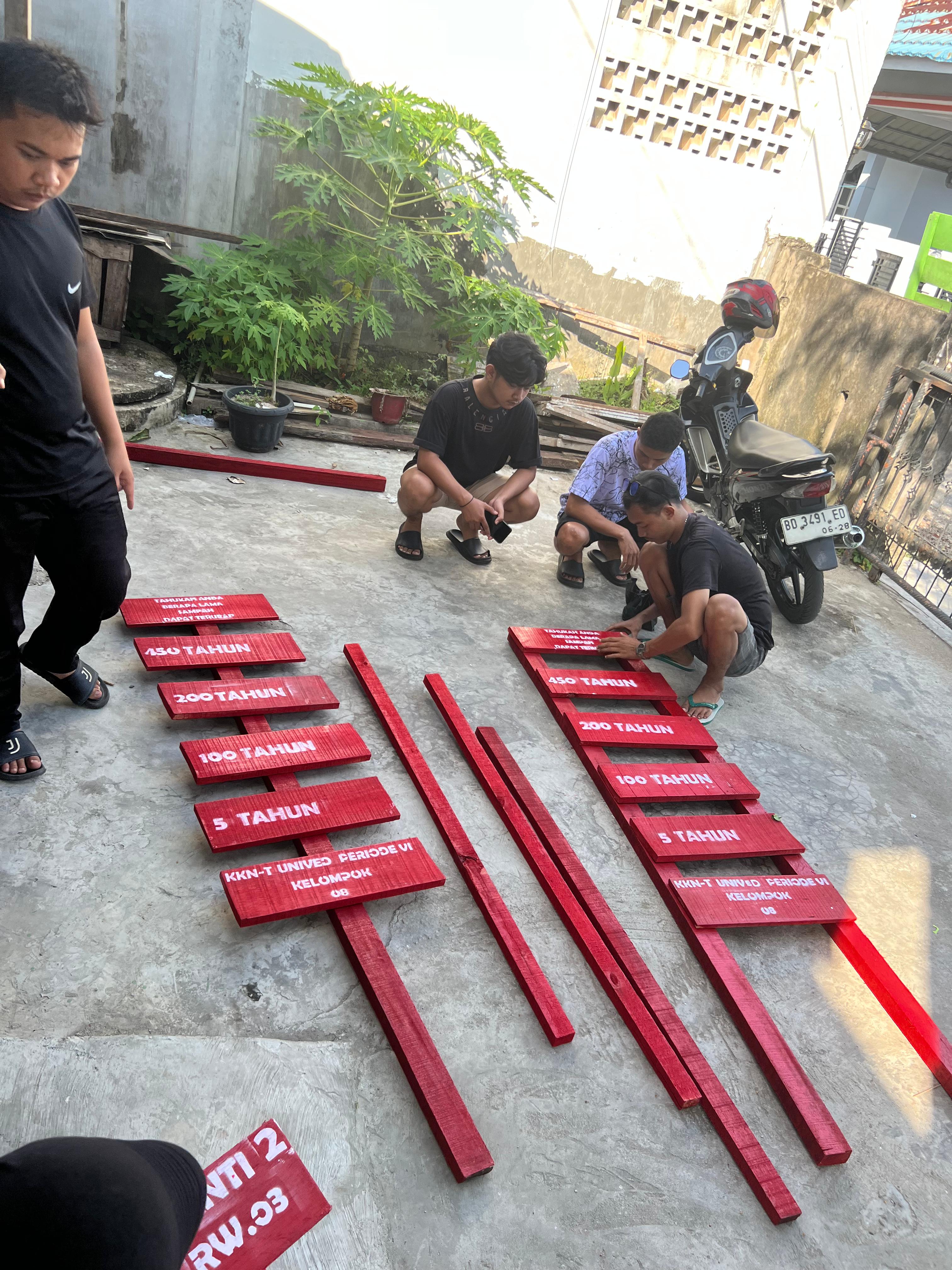 Pemasangan paku plang 