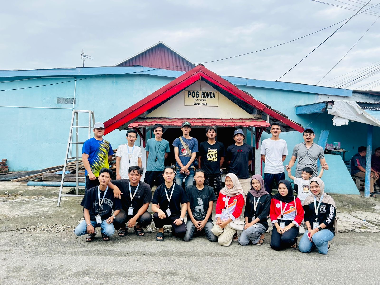 Kegiatan mengecat pos ronda