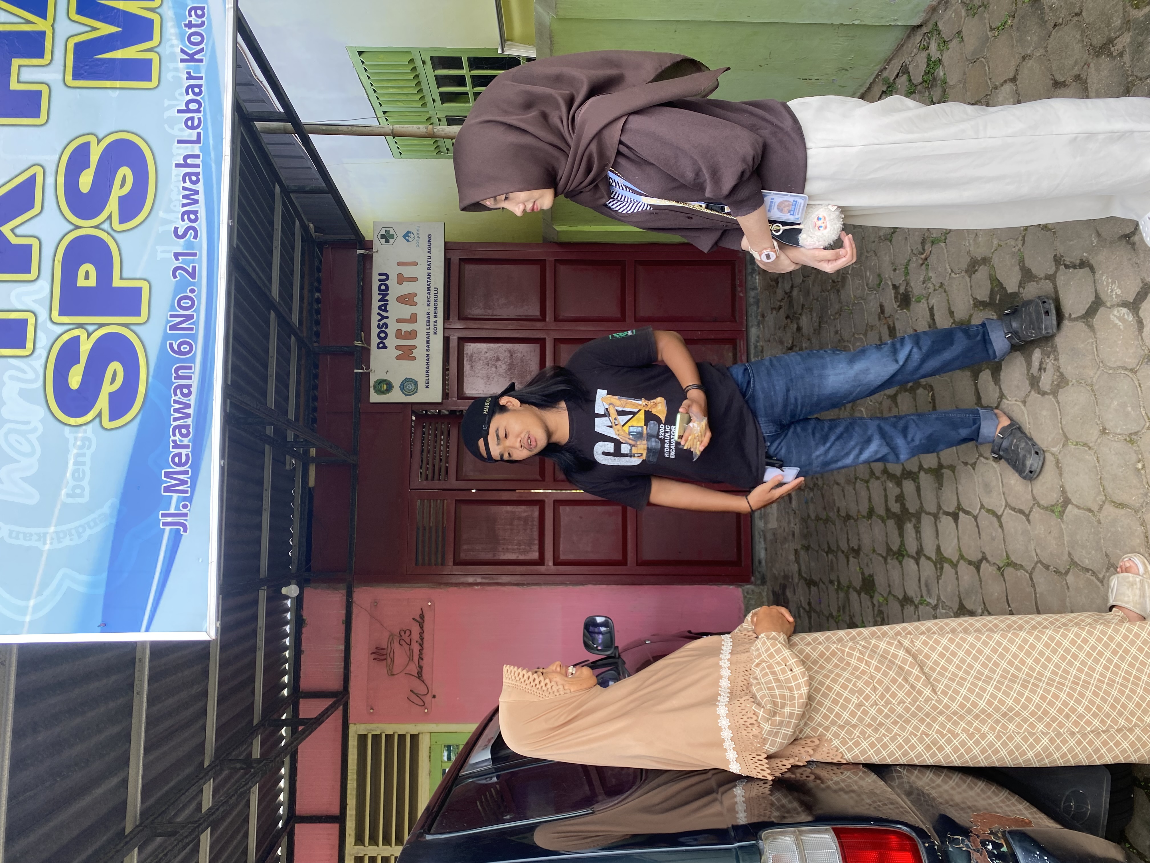 BERSOSIALISASI DENGAN WARGA RT 27 SAWAH LEBAR