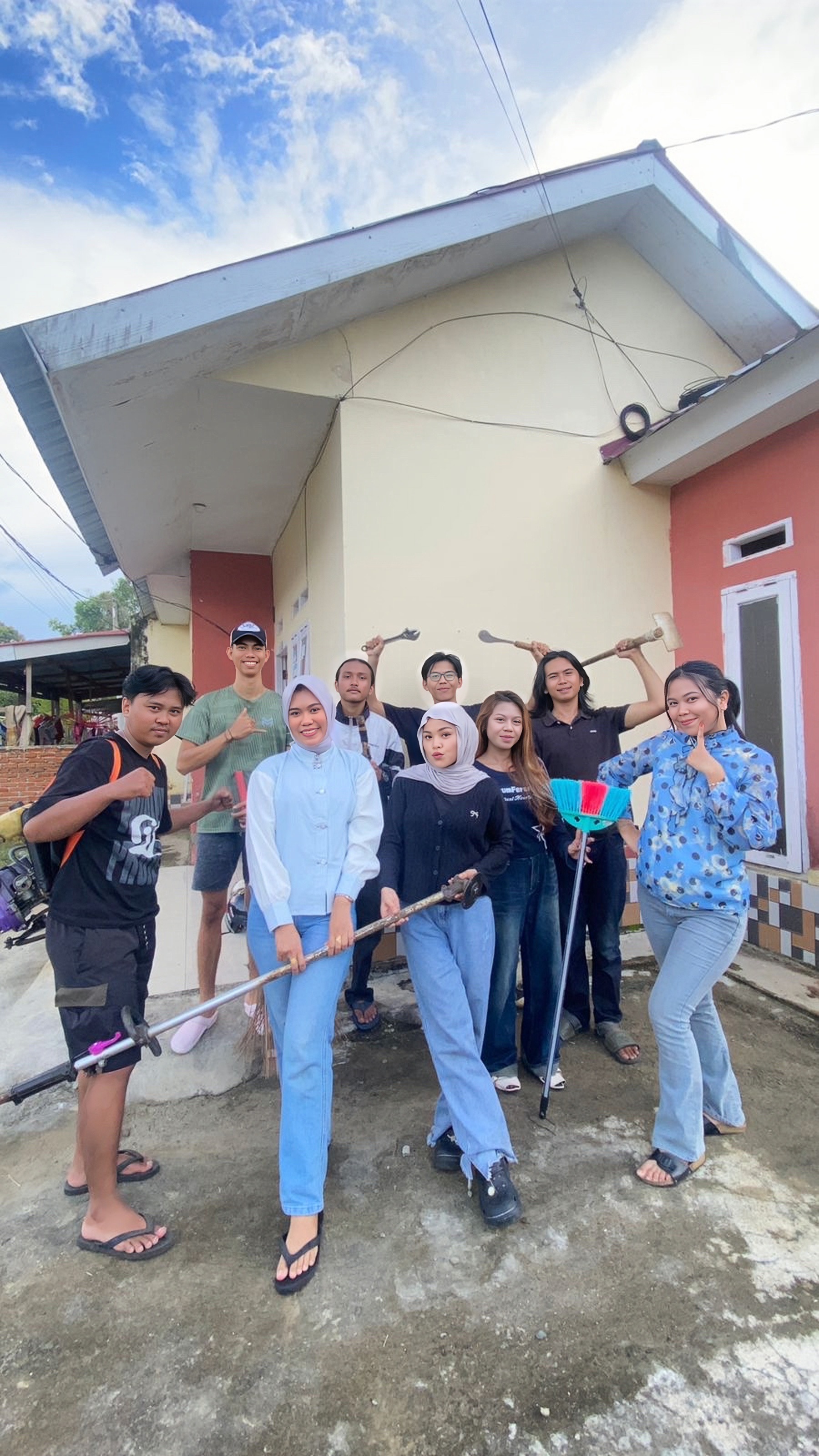 GOTONG ROYONG MEMBERSIHKAN POSKO KKN-T KLPK 21