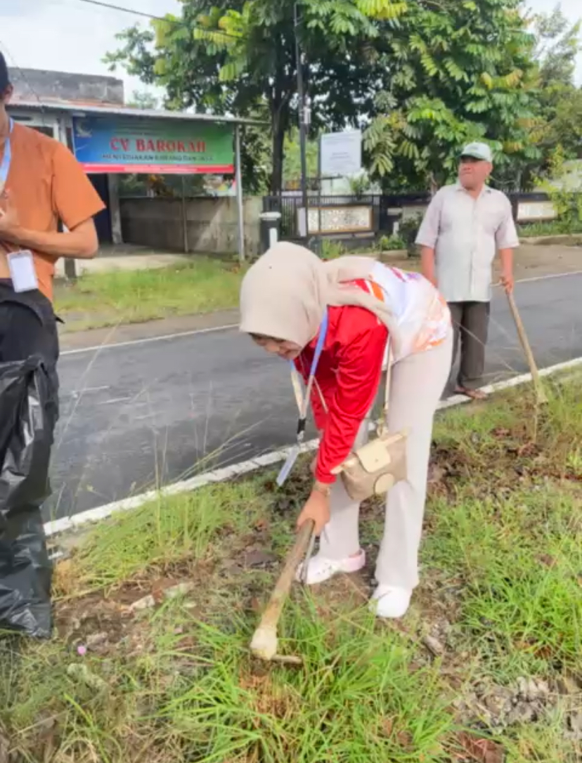 Gotong royong bersama warga RT 23 RW 04 