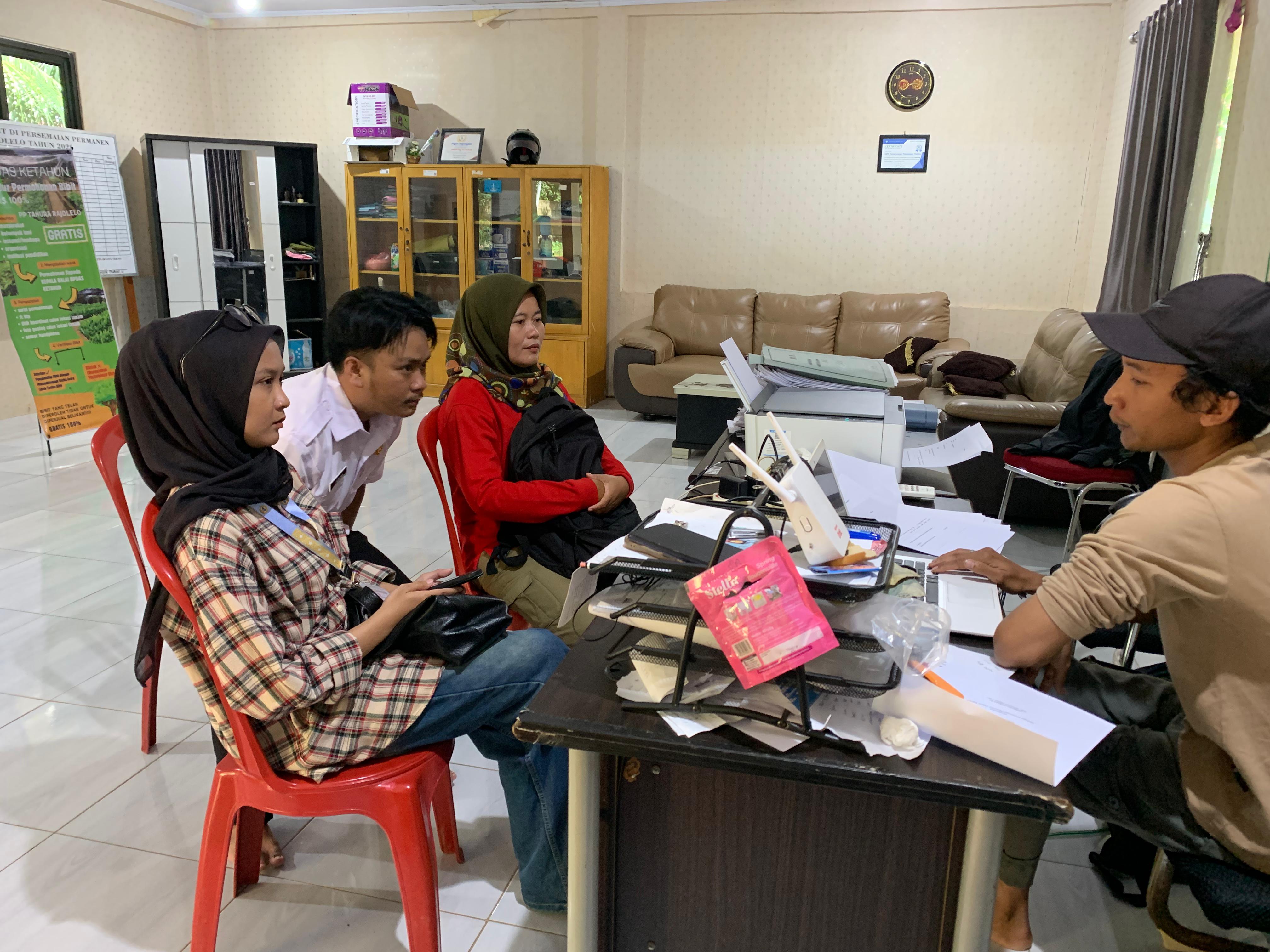 Mengisi formulir pendaftaran pengambilan bibit 