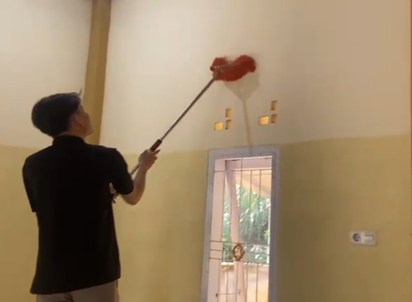 KEGIATAN MEMBERSIKAN MASJID AT-TAUBAH