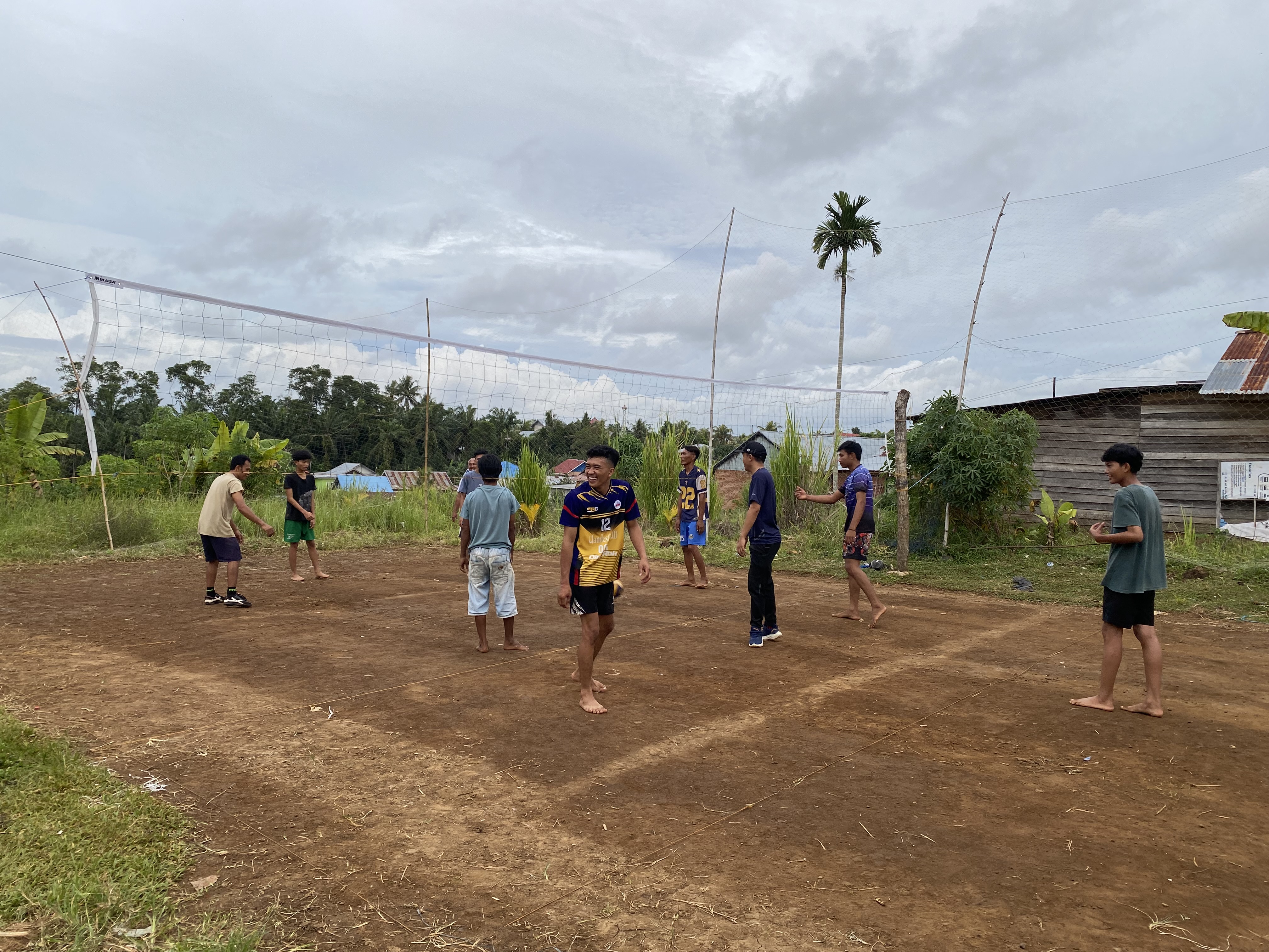 Olahraga sore bermain volly bersama warga