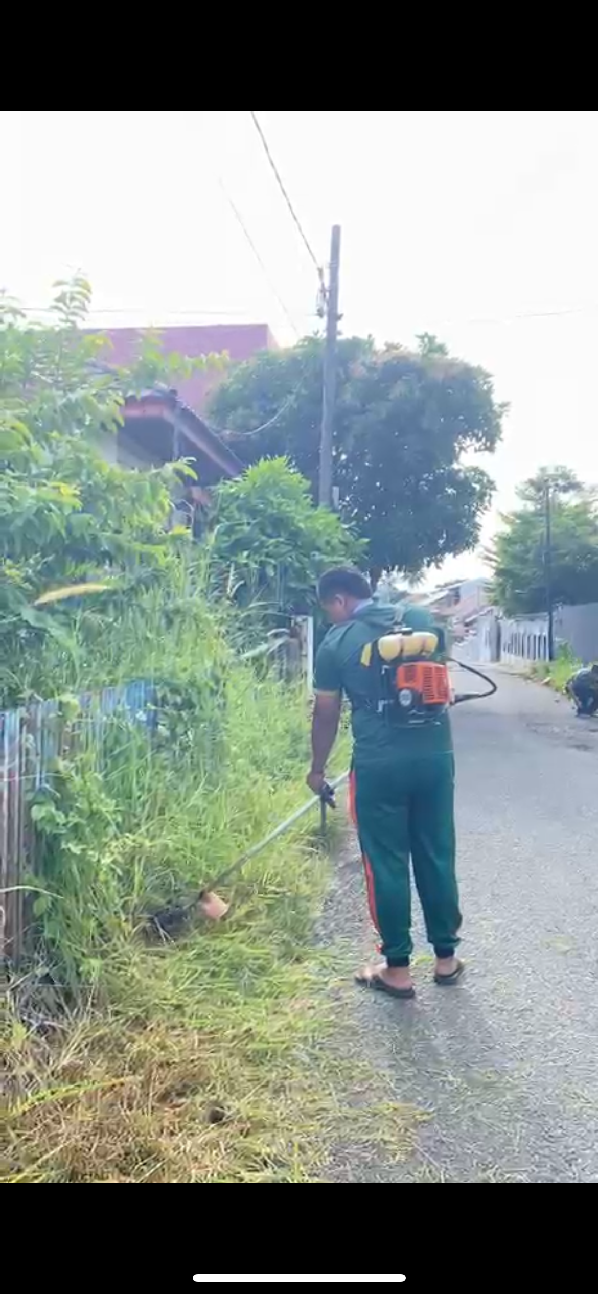 Gotong royong bersama warga rt 12 penurunan