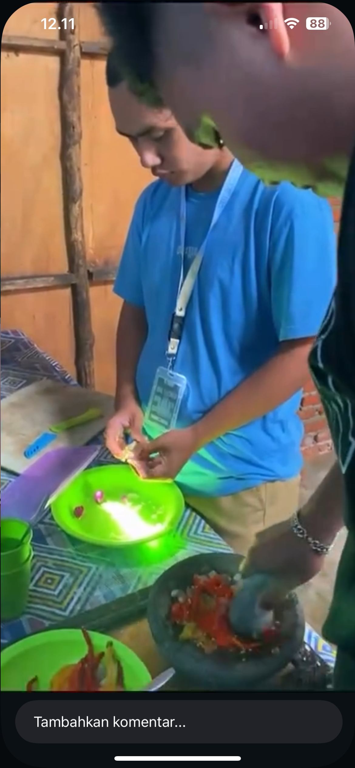 membuat sambal untuk makan siang