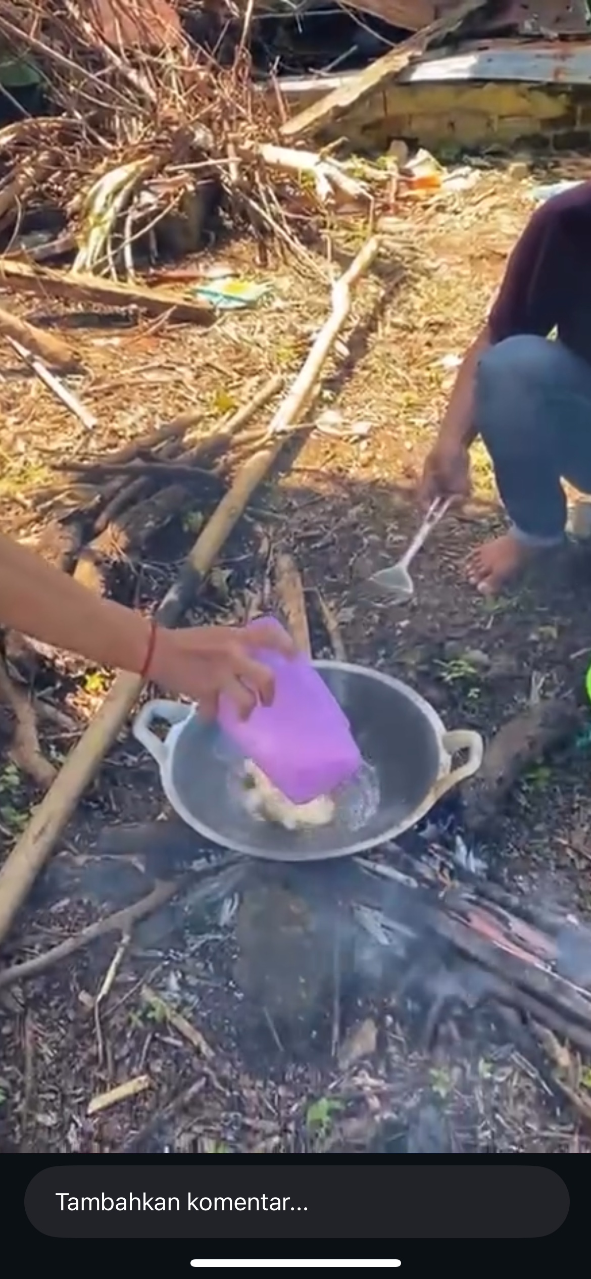 Memasak menggunakan kayu bakar