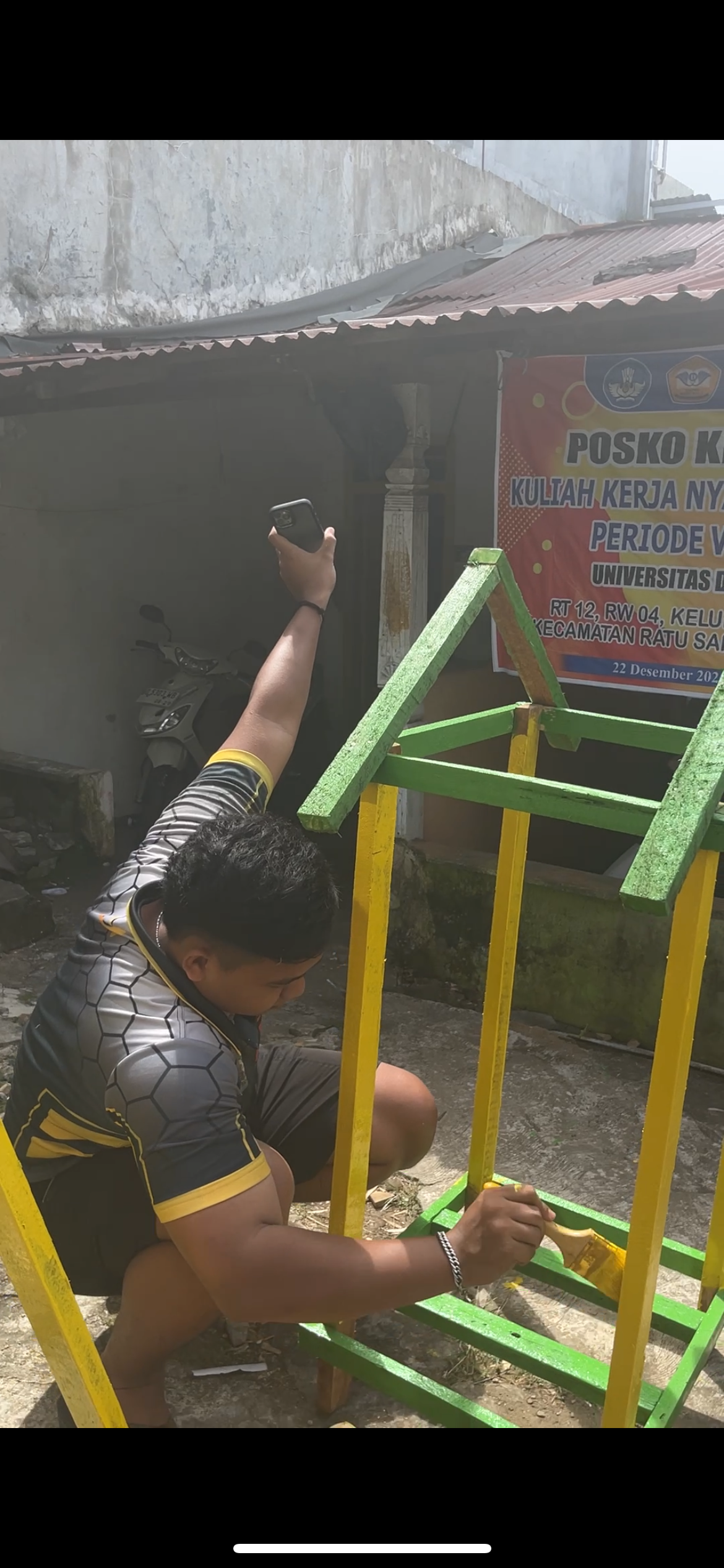 Cat kayu tong sampah