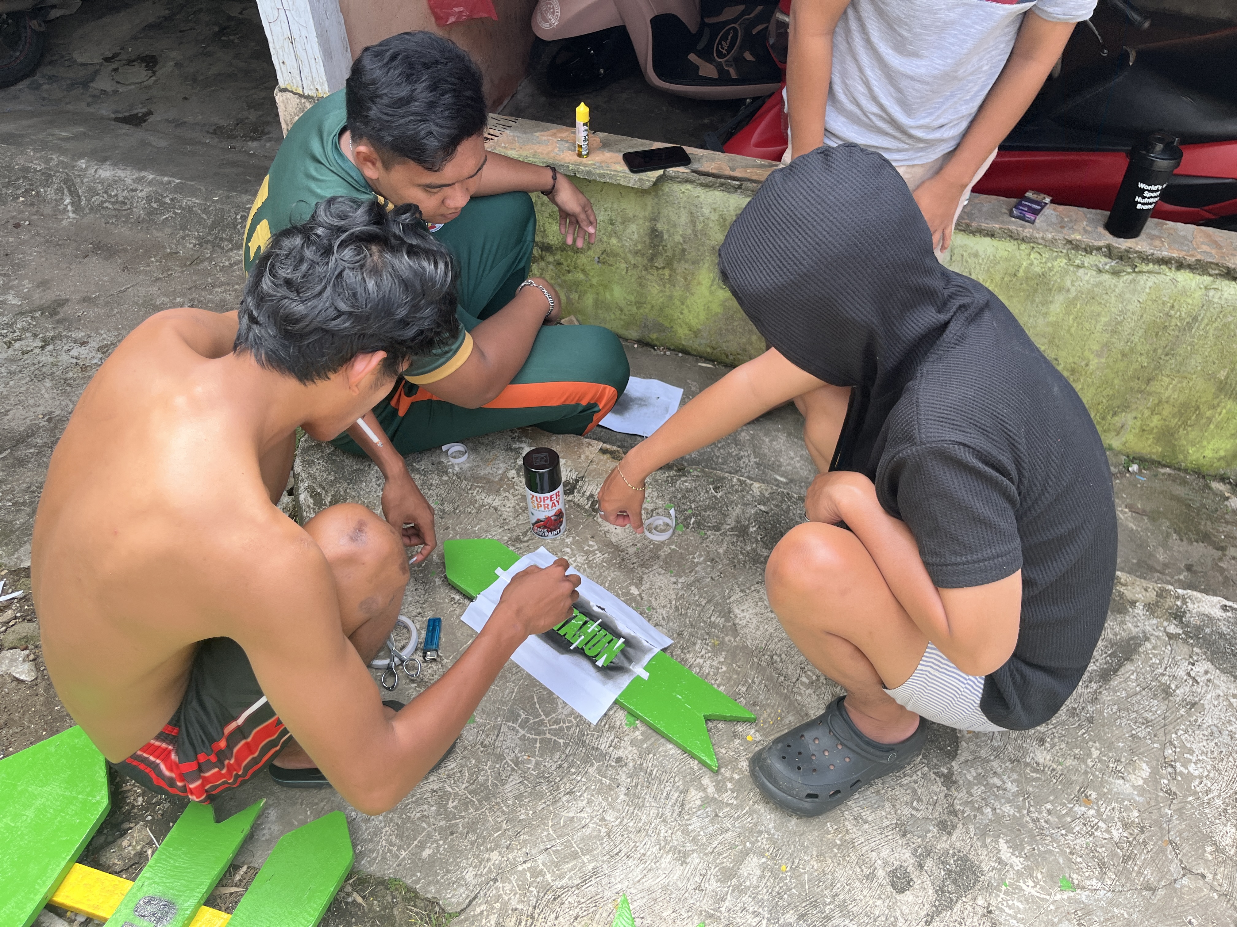 cat tulisan di plang sampah