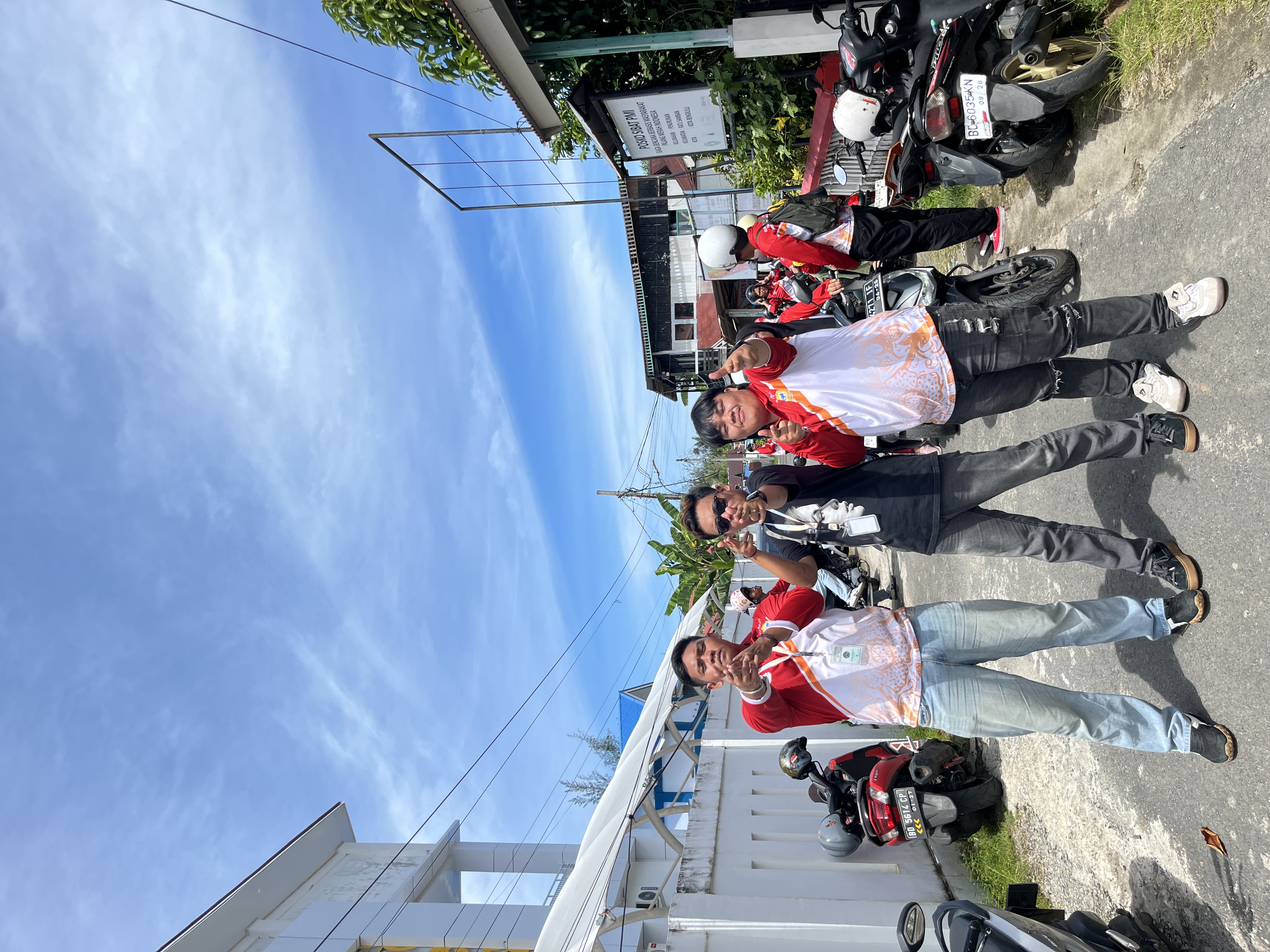 Foto bersama teman tembak kamera