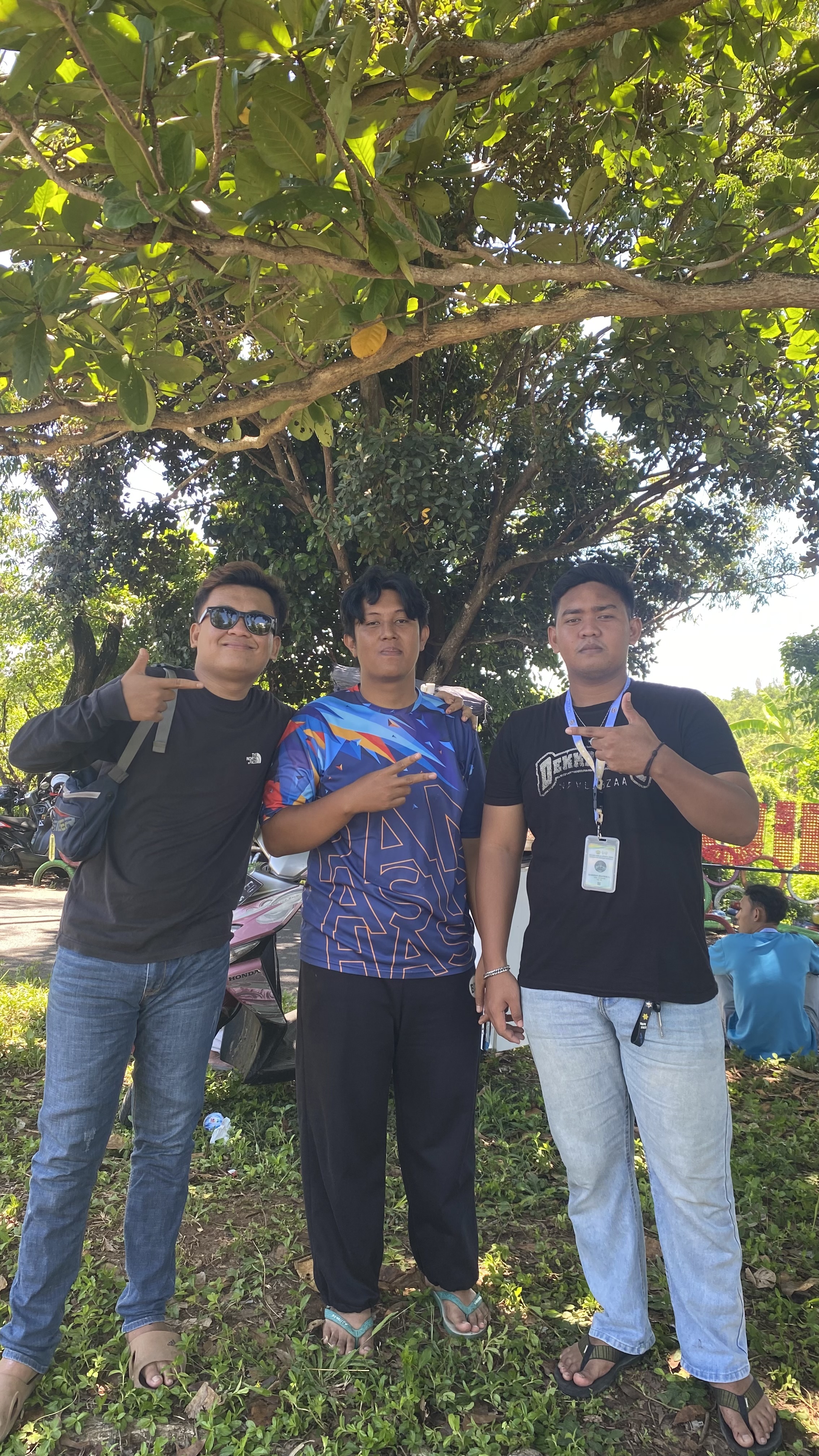 Foto bersama aziz di taman lempuing dri kelompok 45