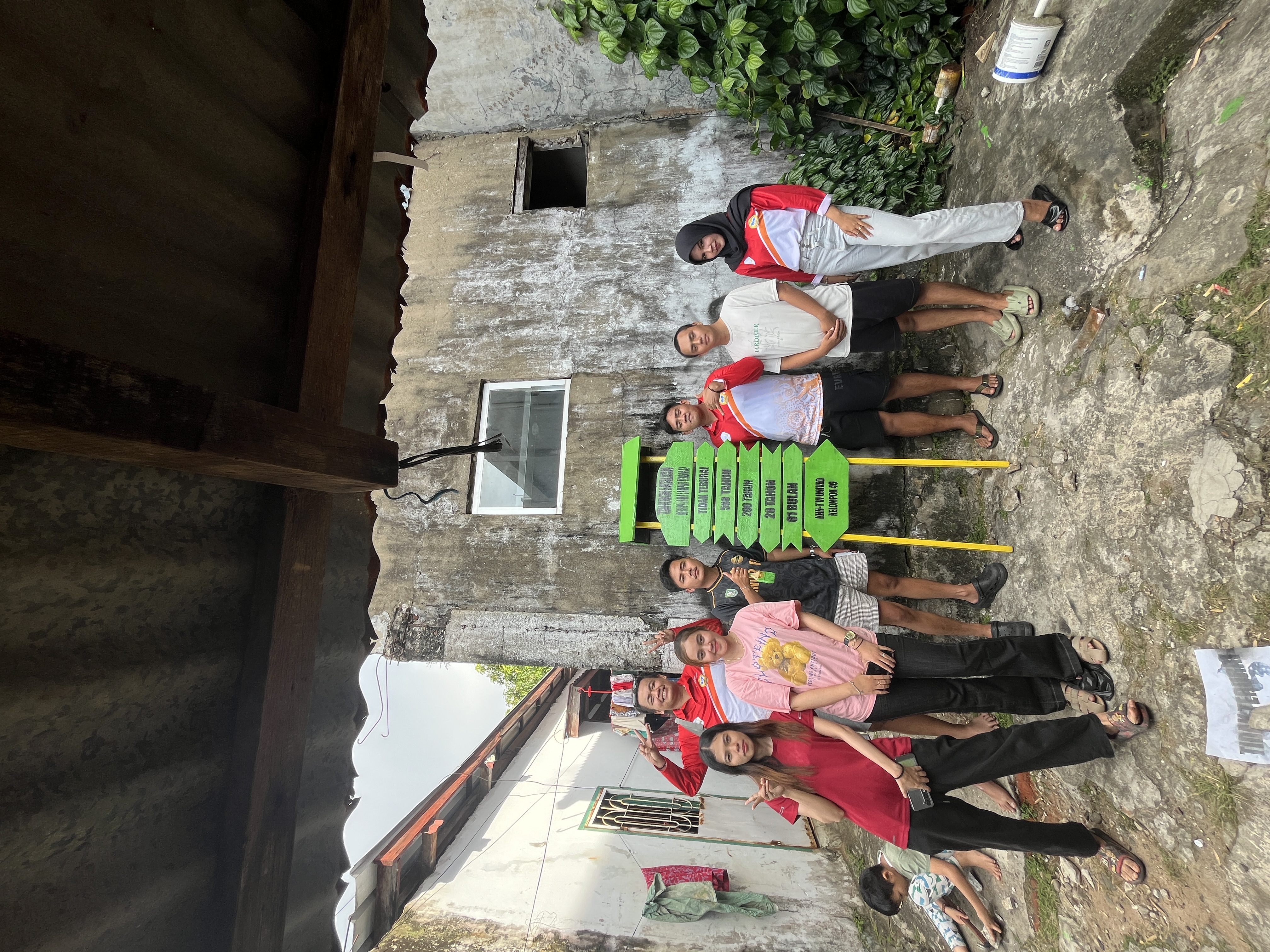 Foto bersama klmpok di plang edukasi