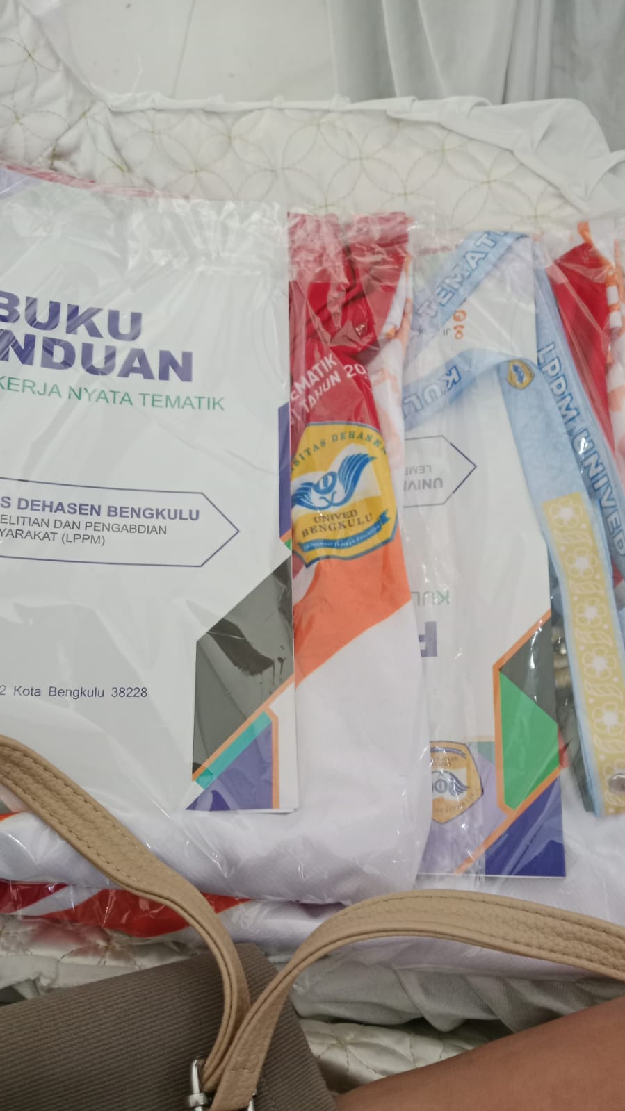 Pembagian baju,edikat dan buku panduan KKN