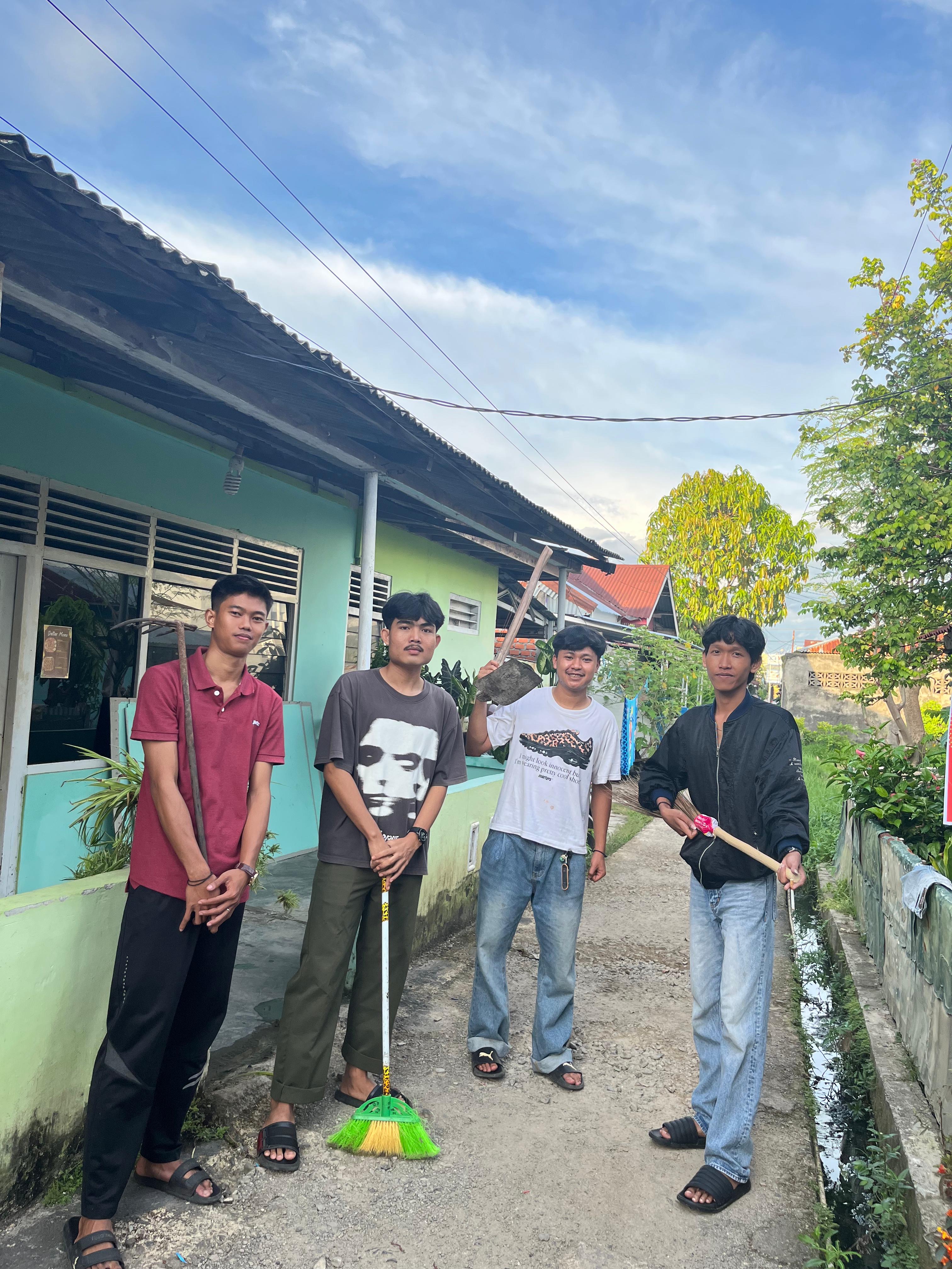 Bersih bersih posko kkn rt 14 