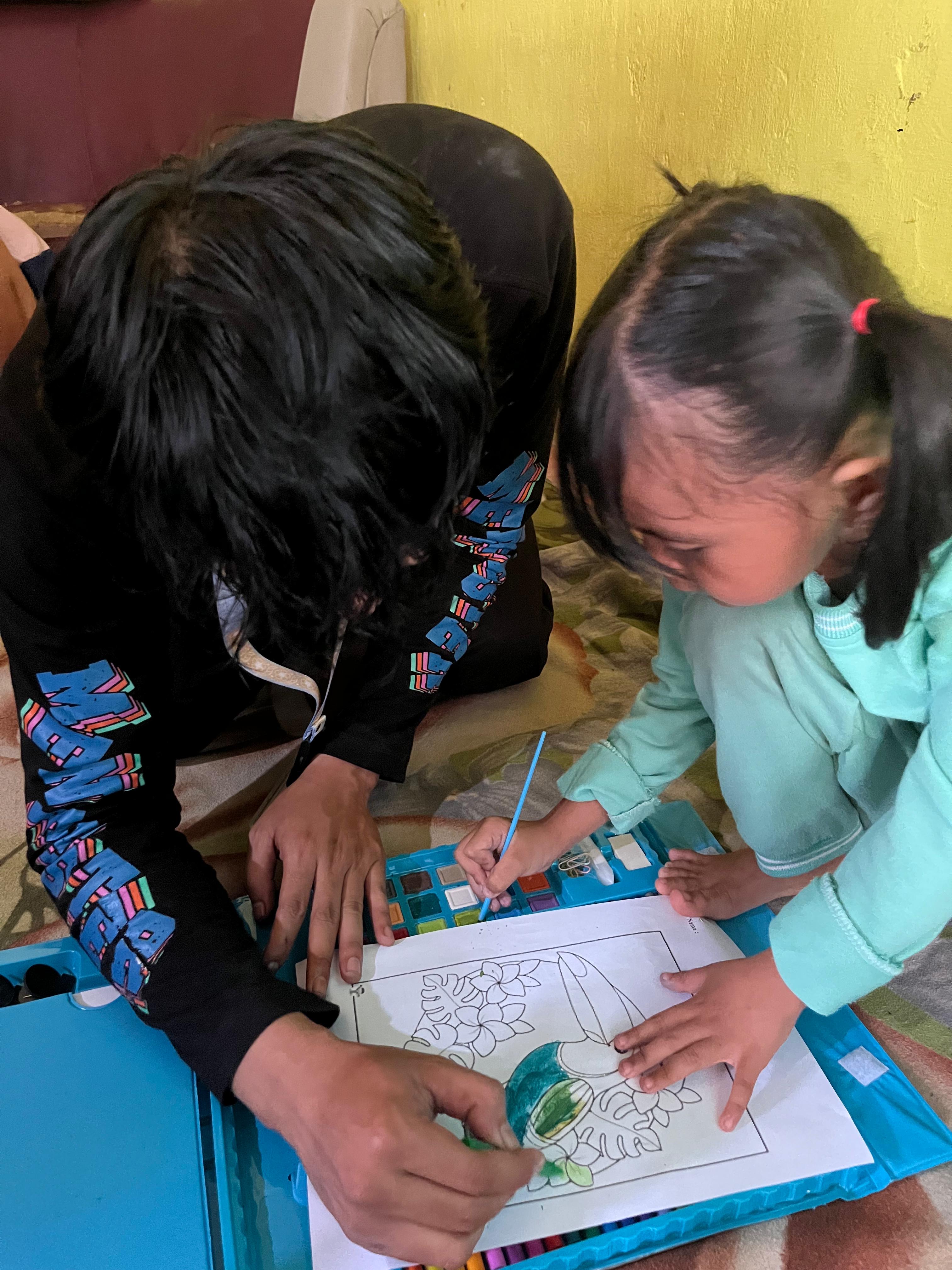 Mengajar mewarnai anak anak 