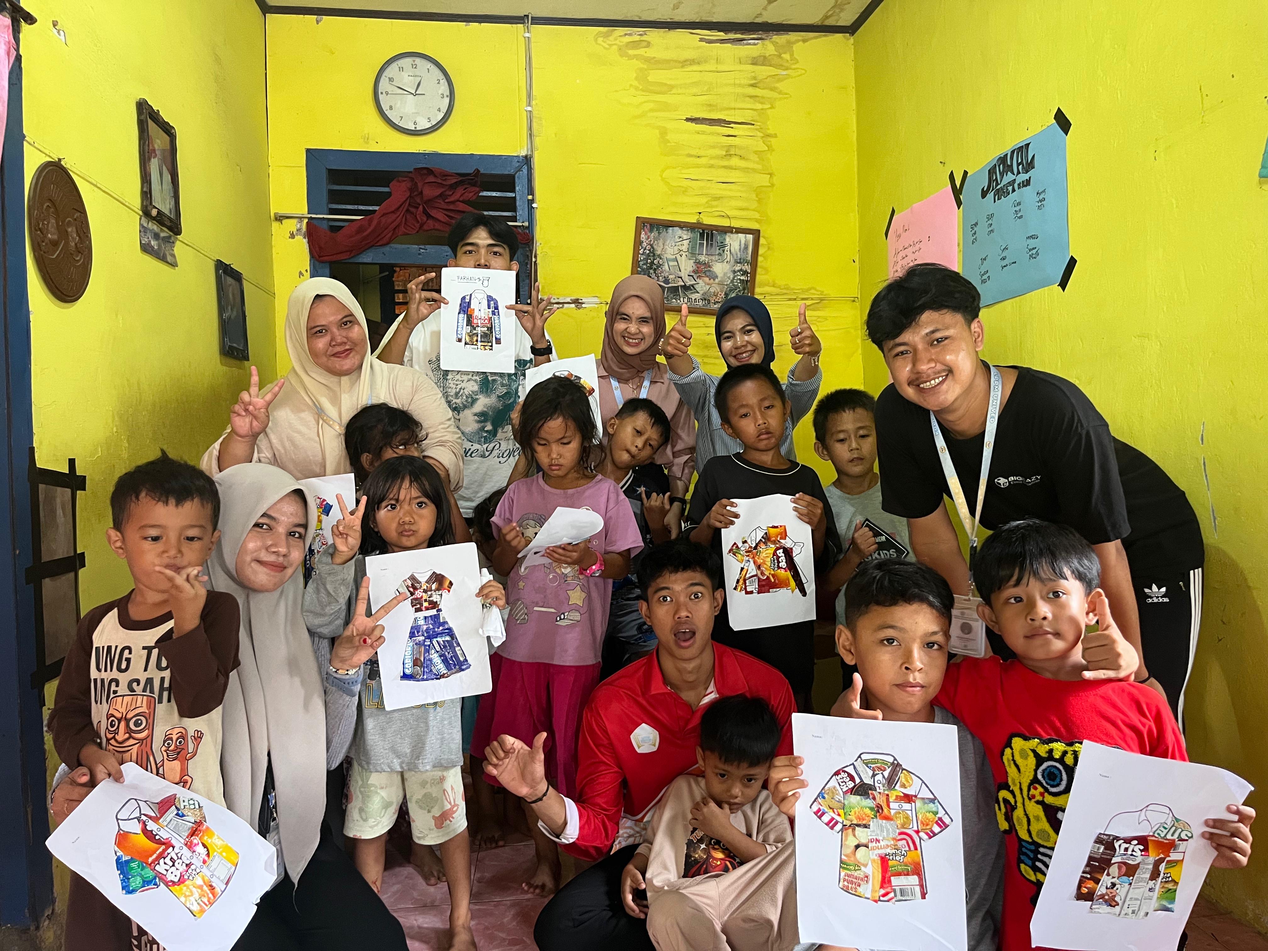 Mengajar anak anak belajar kreatif dari plastik bekas 