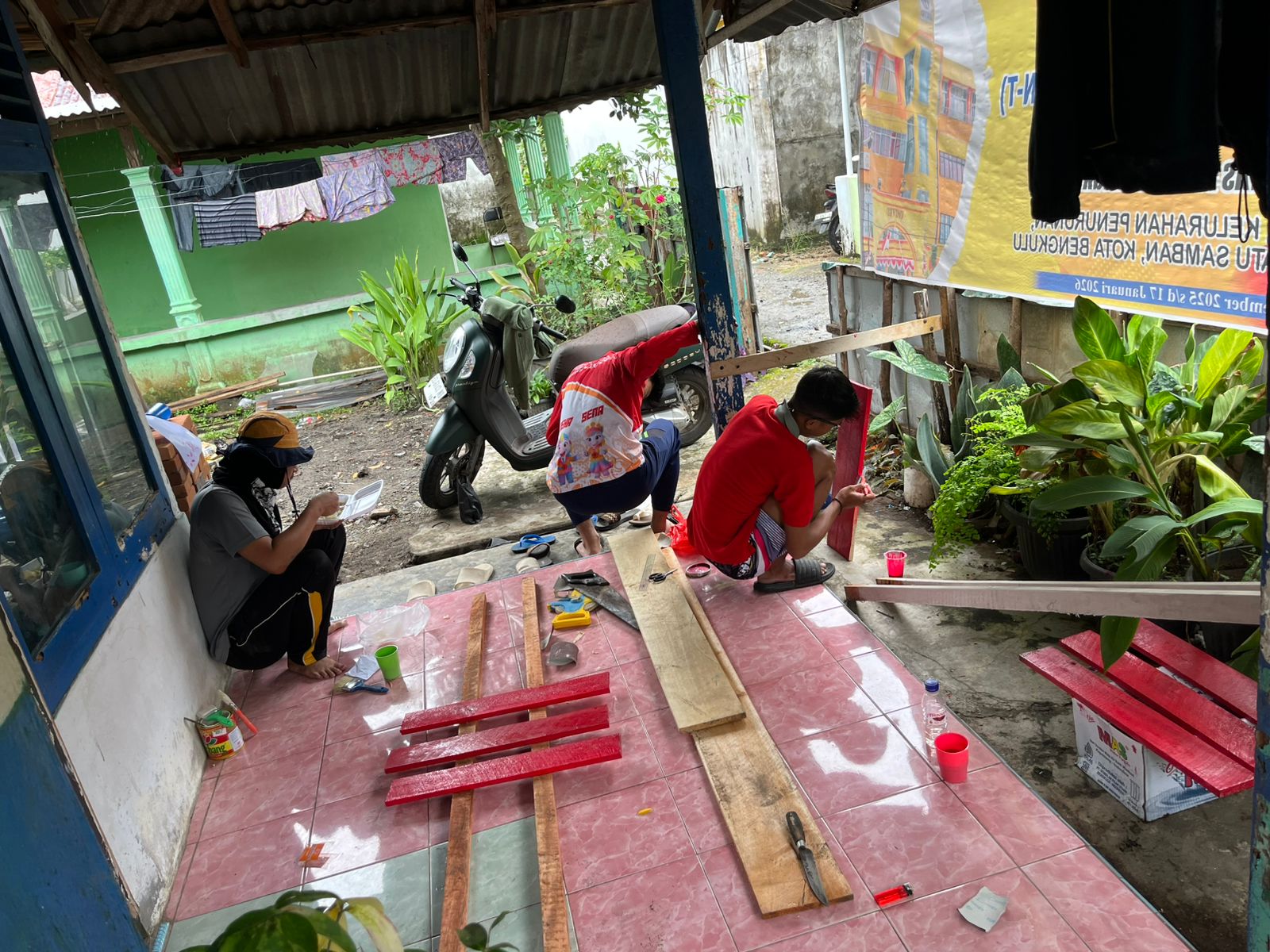 Pembuatan papan edukasi sampah 