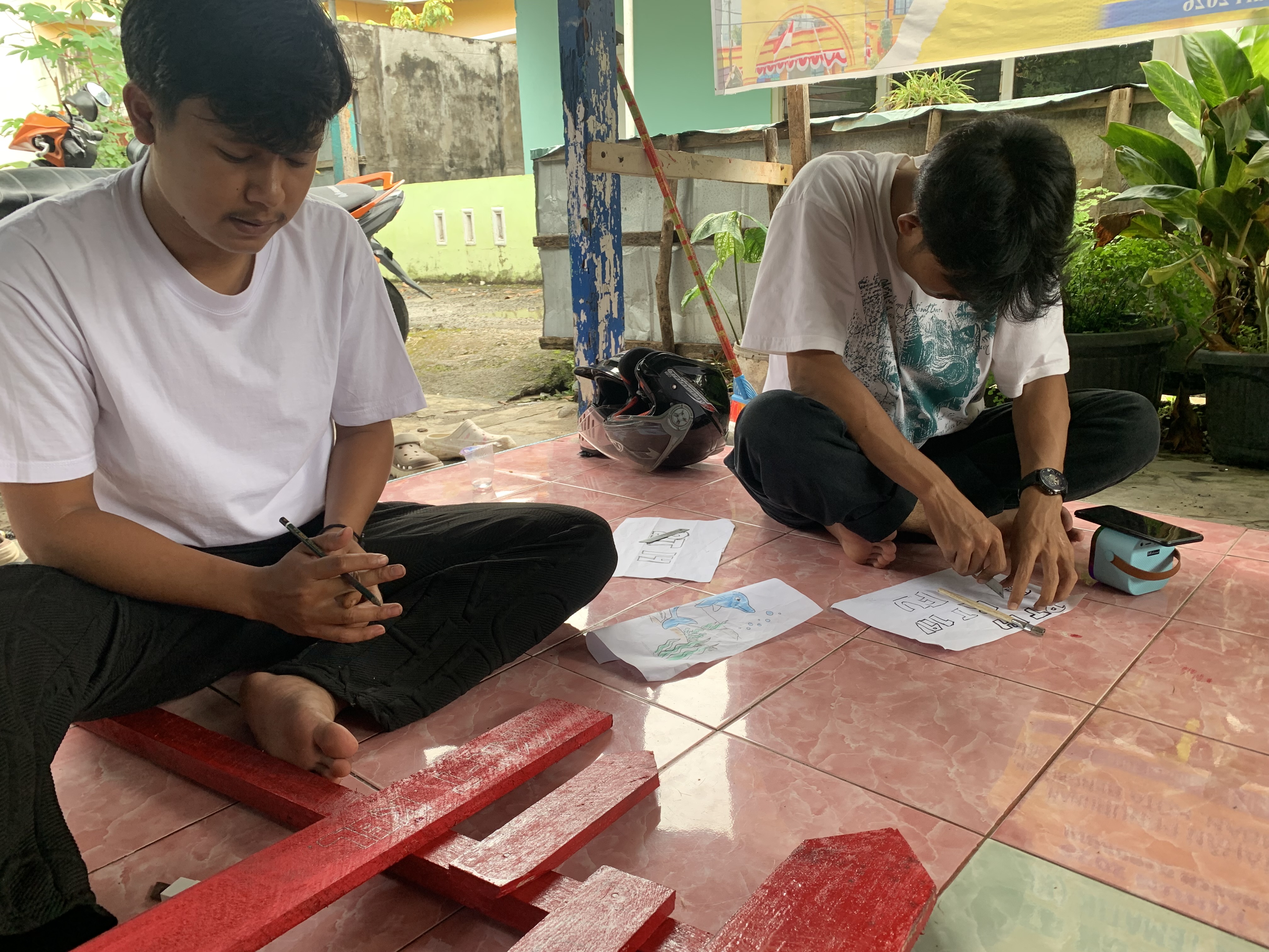 Pembuatan tulisan papan pembatas rt 