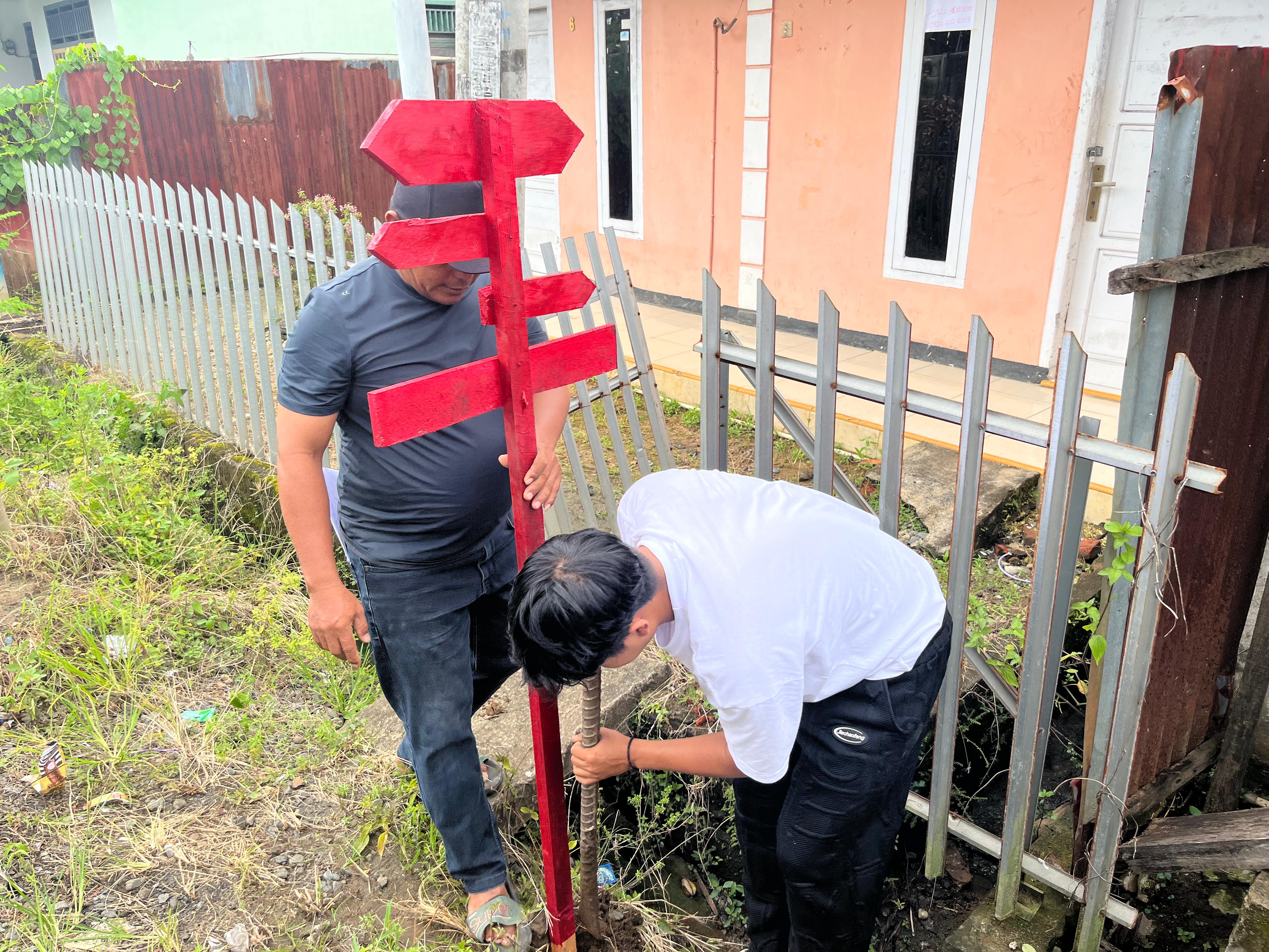 Pemasangan papan pembatas 