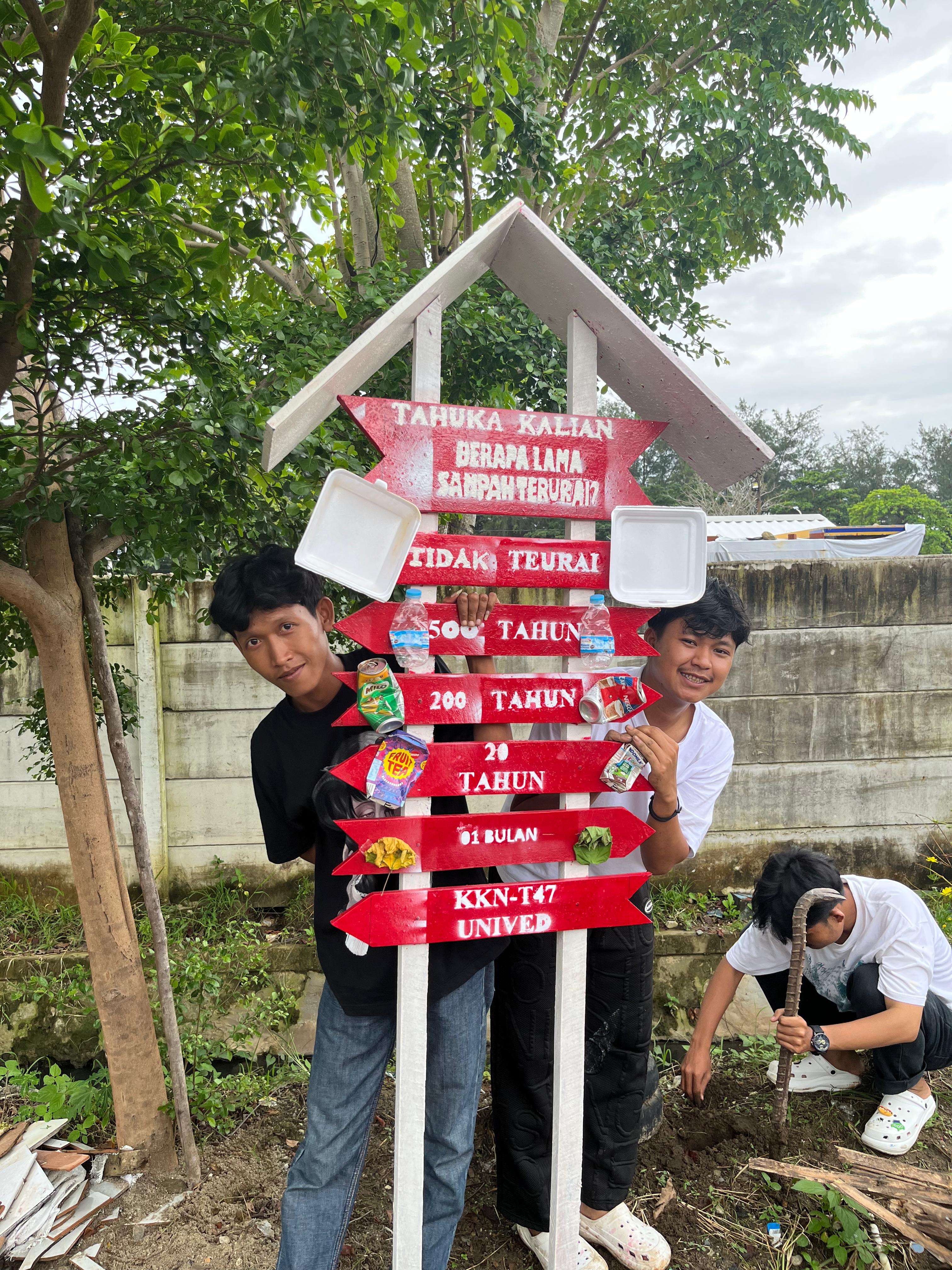 Pemandangan papan edukasi sampah 