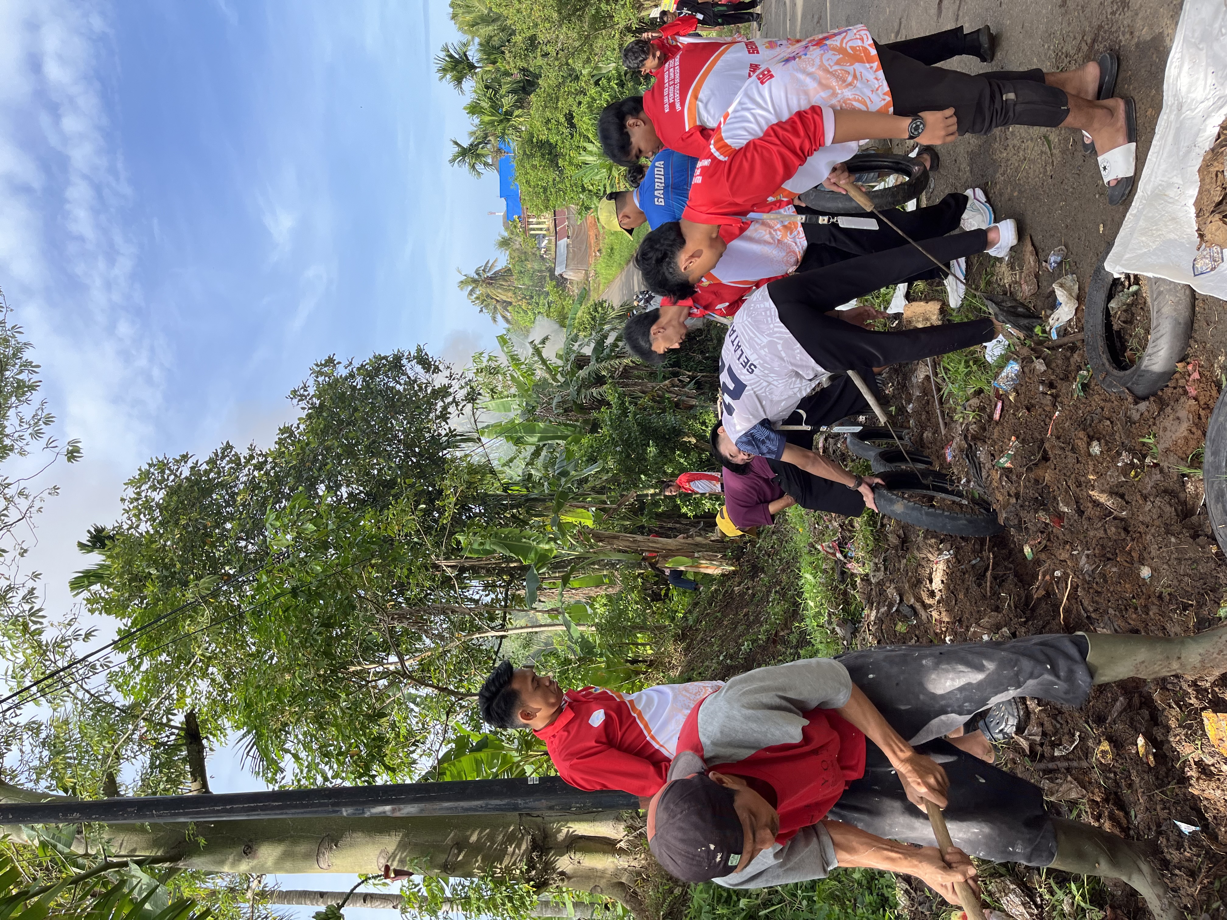 Gotong royong di kelurahaan pematang gubernur