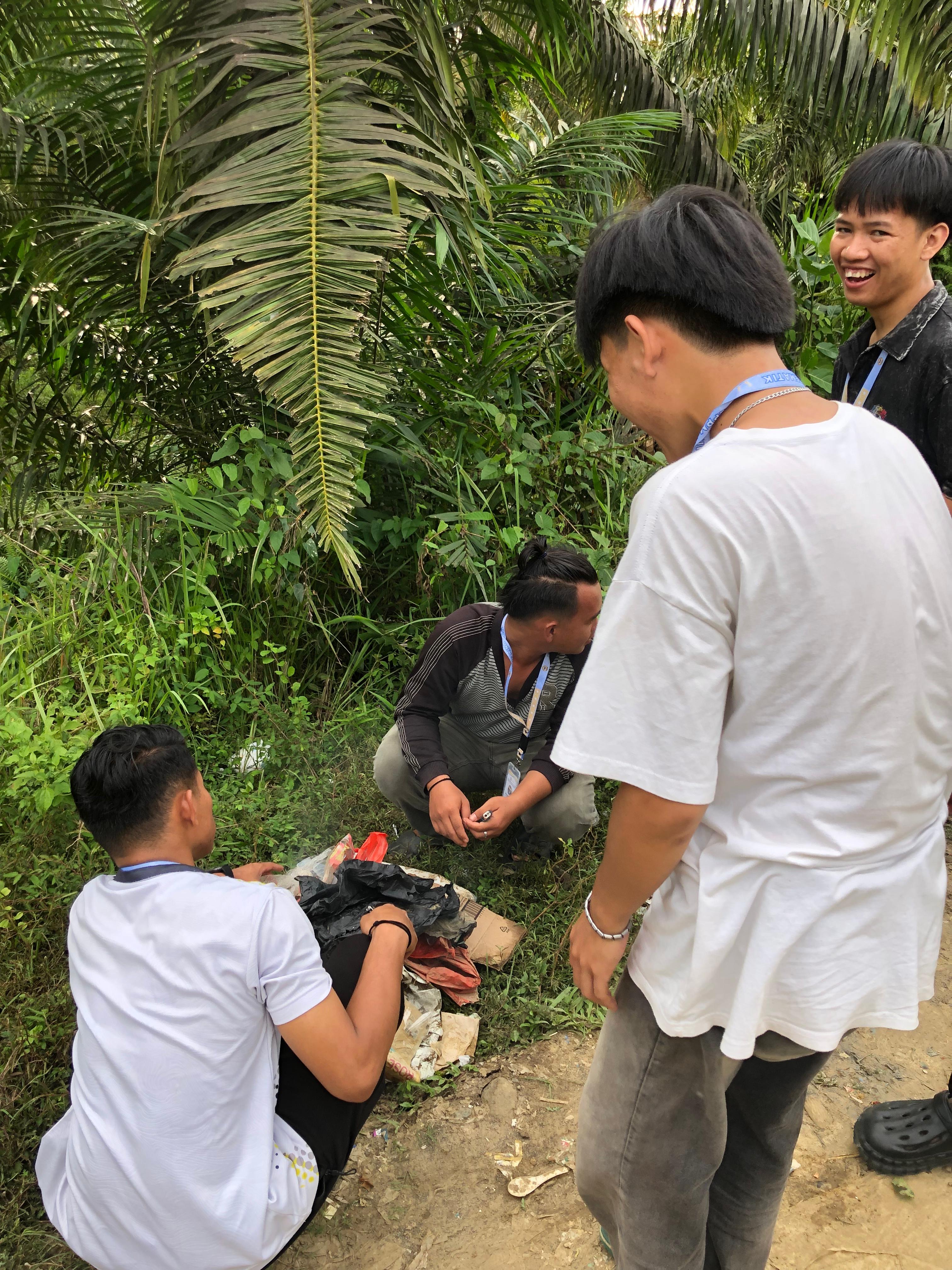 Penunjukan batas RT oleh pak RT 02