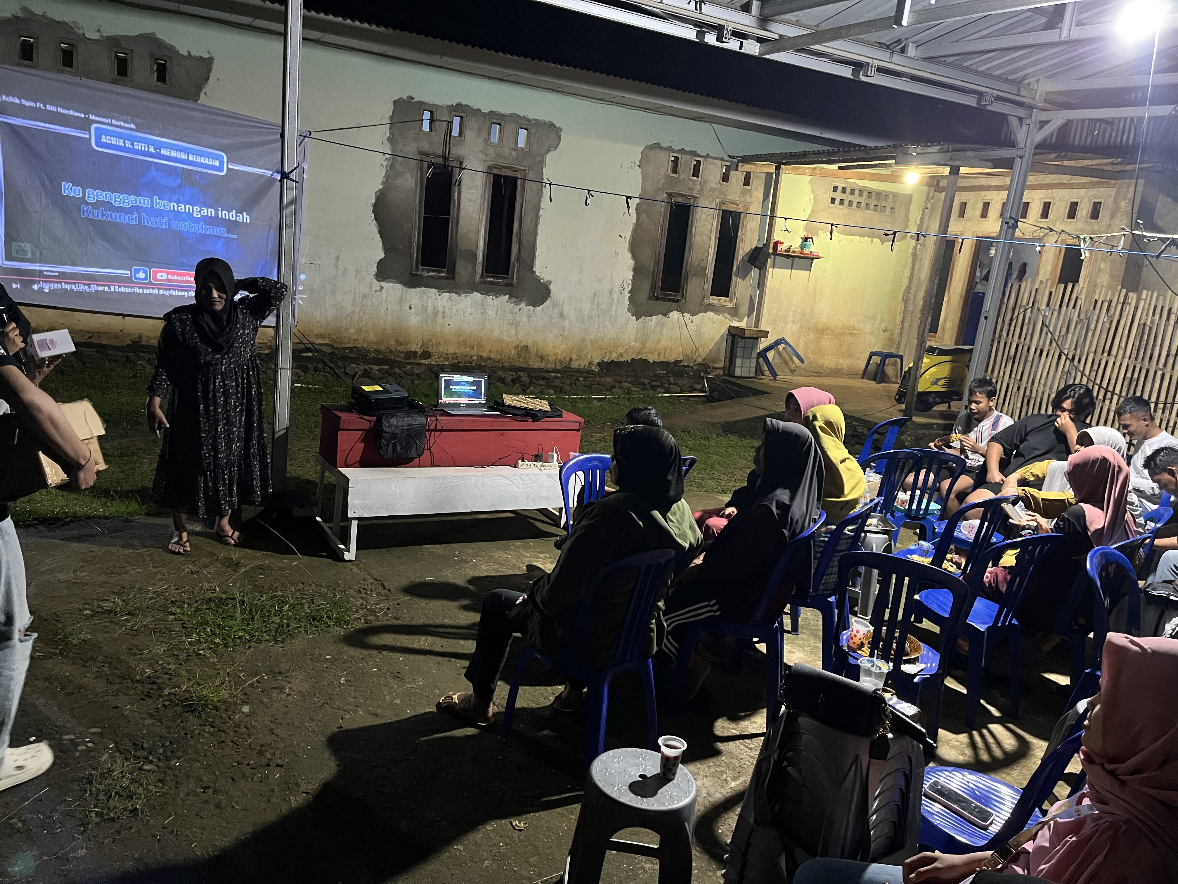 Nonton bersama warga