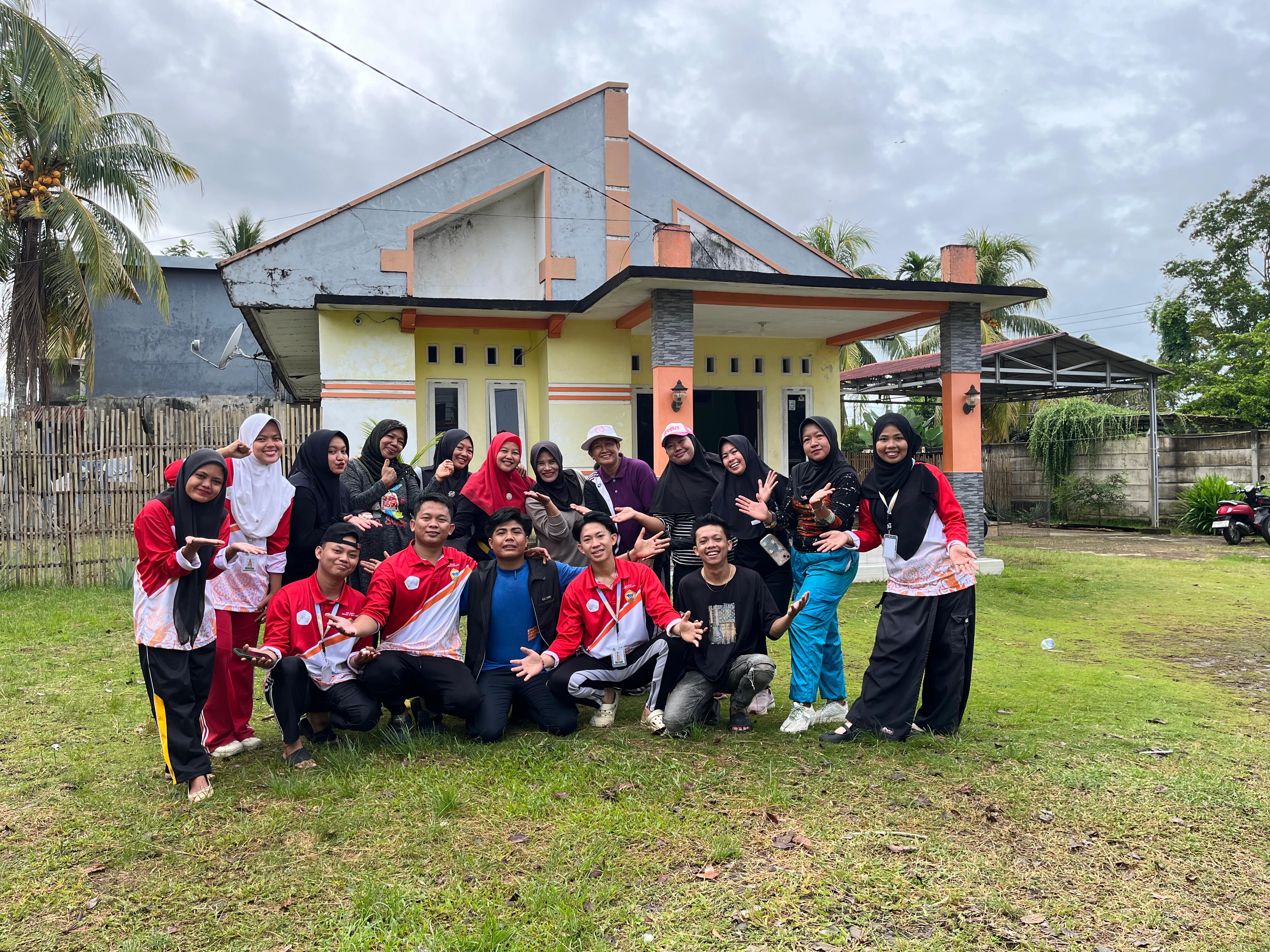 Foto bersama ibuk RT dan warga 