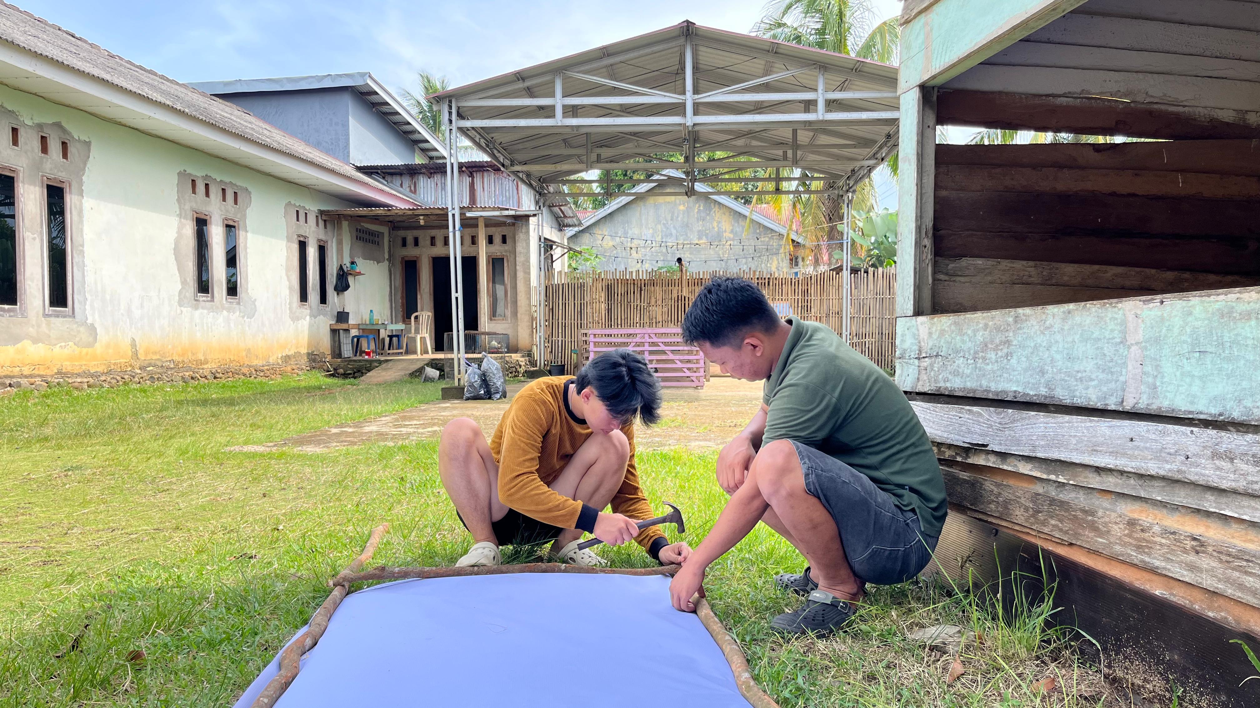 Persiapan nobar bersama warga RT 29 RW 01 pematang gubernur 
