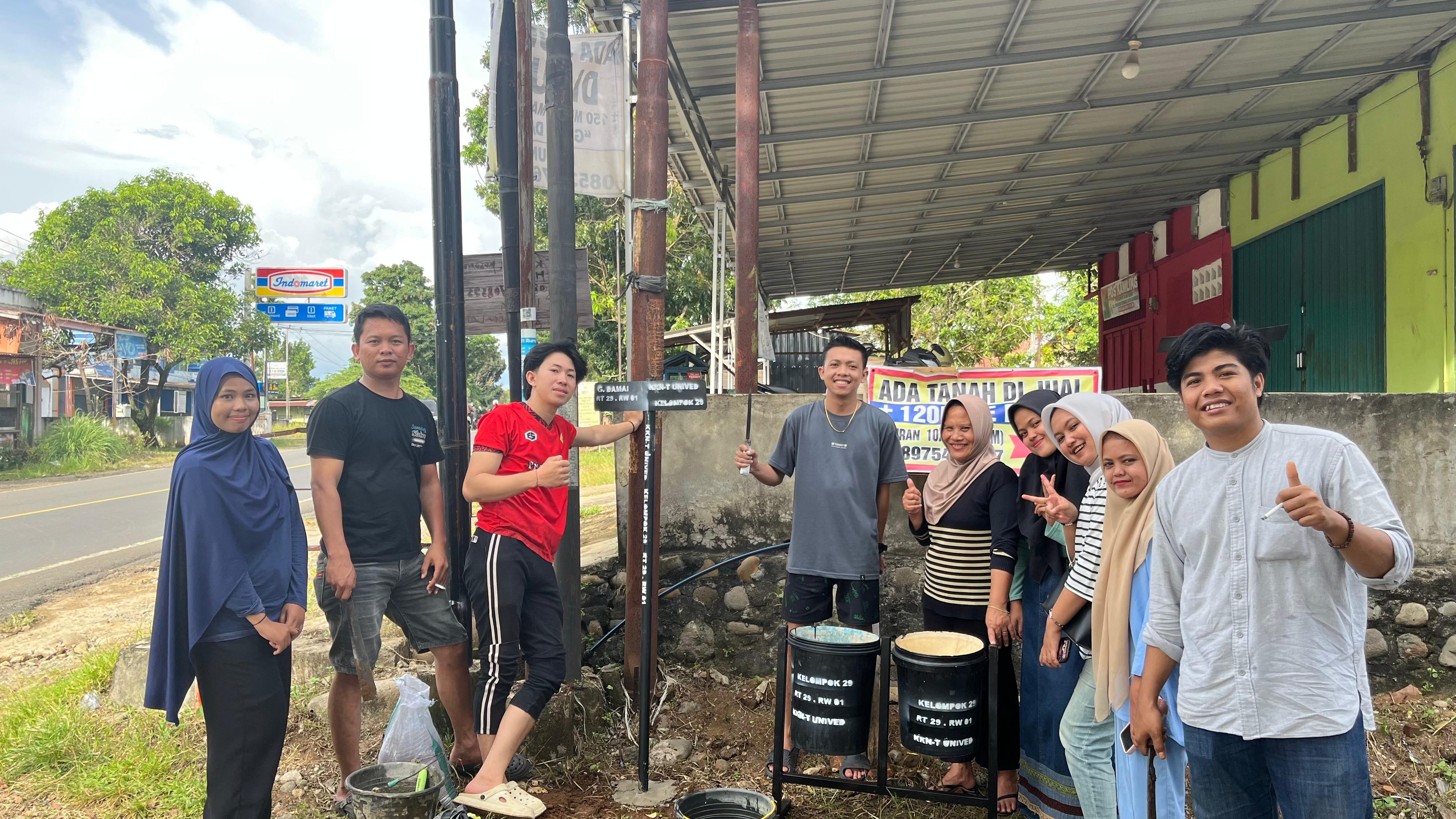 Pemasangan papan petunjuk gang di RT 29 RW 01 pematang gubernur 