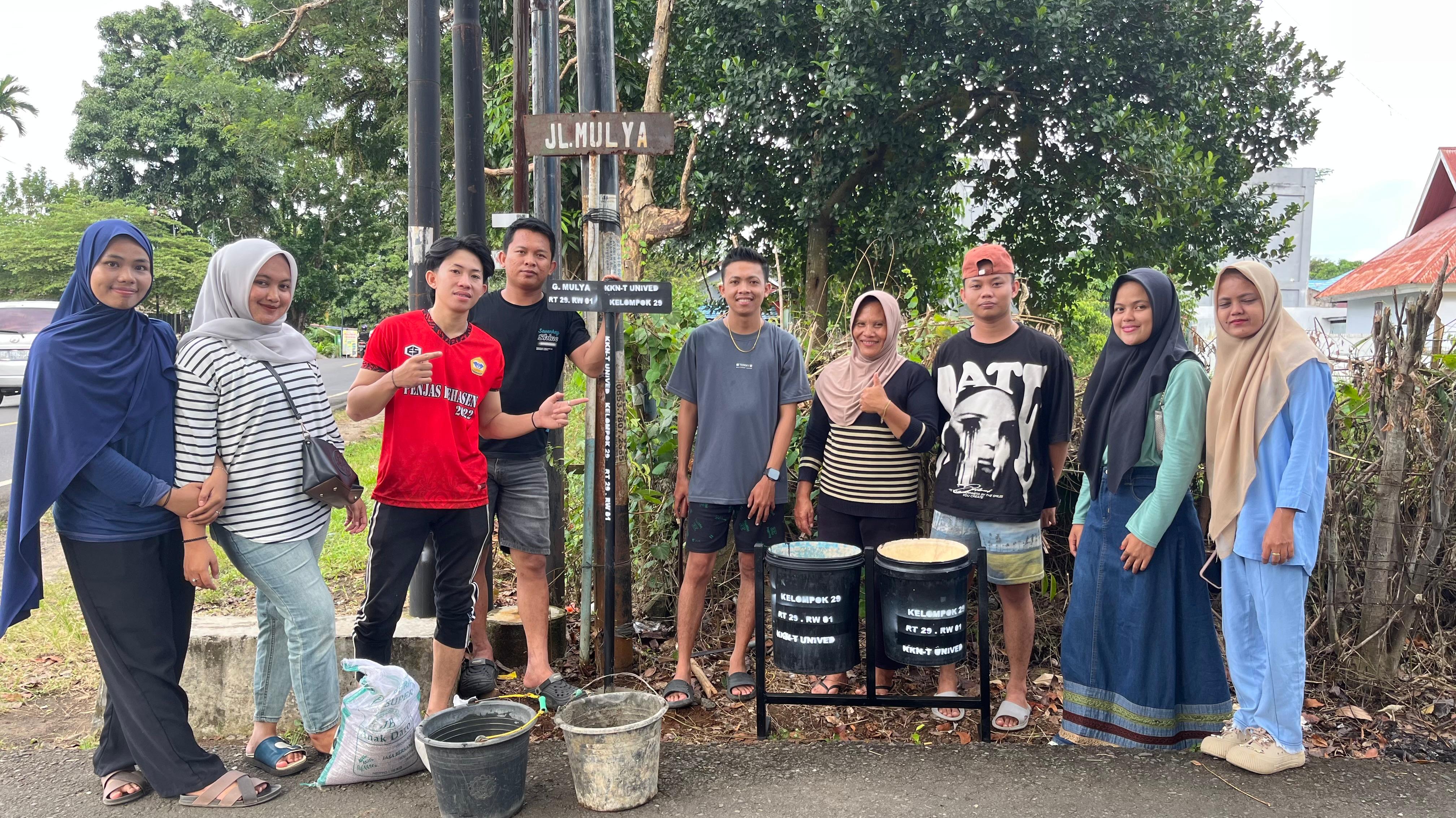 Pemasangan bag sampah di setiap gang RT 29 RW 01 pematang gubernur 