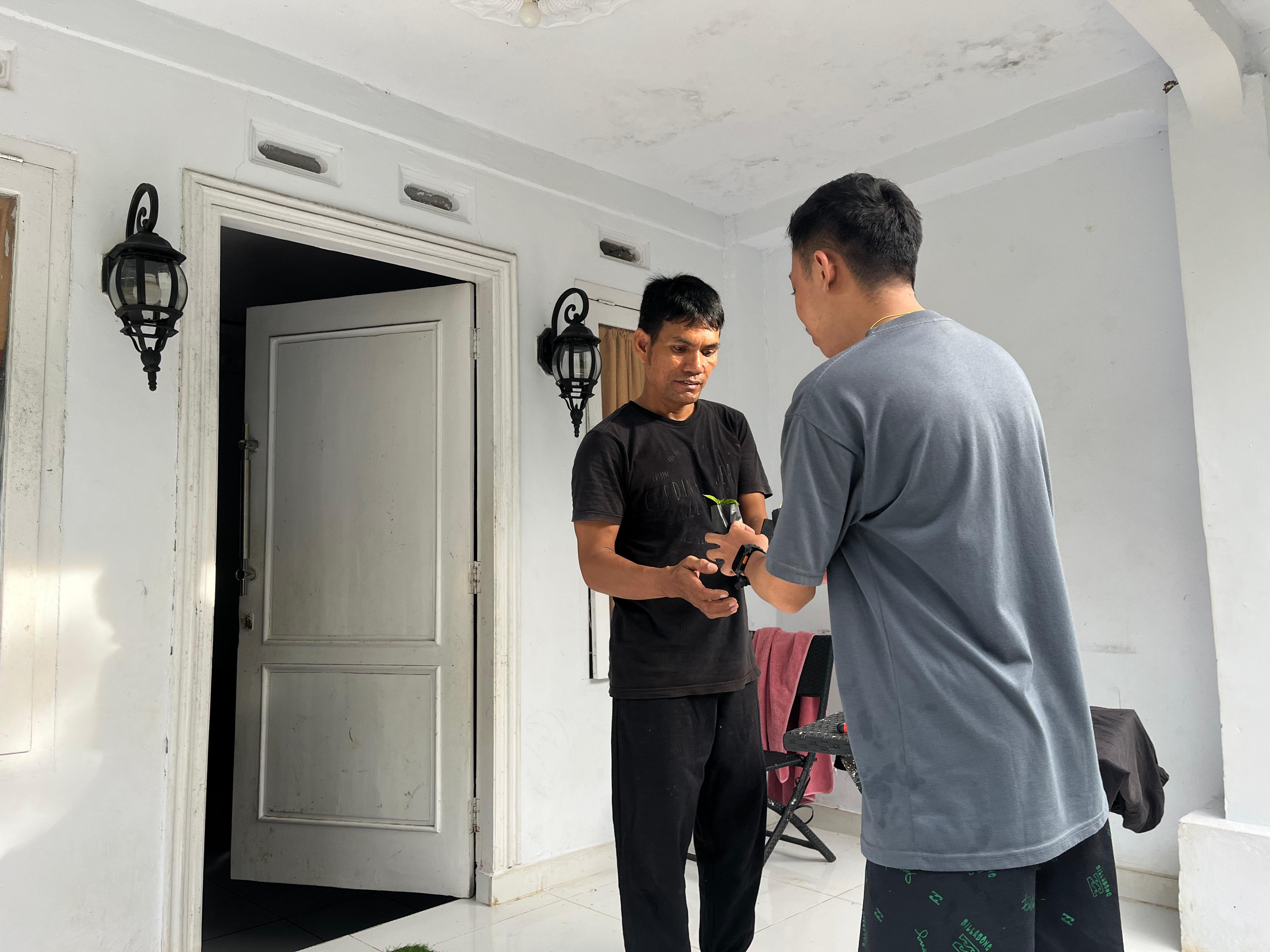 Pemberian bibit cabe satu rumah satu tanaman di RT 29 RW 01 pematang gubernur 