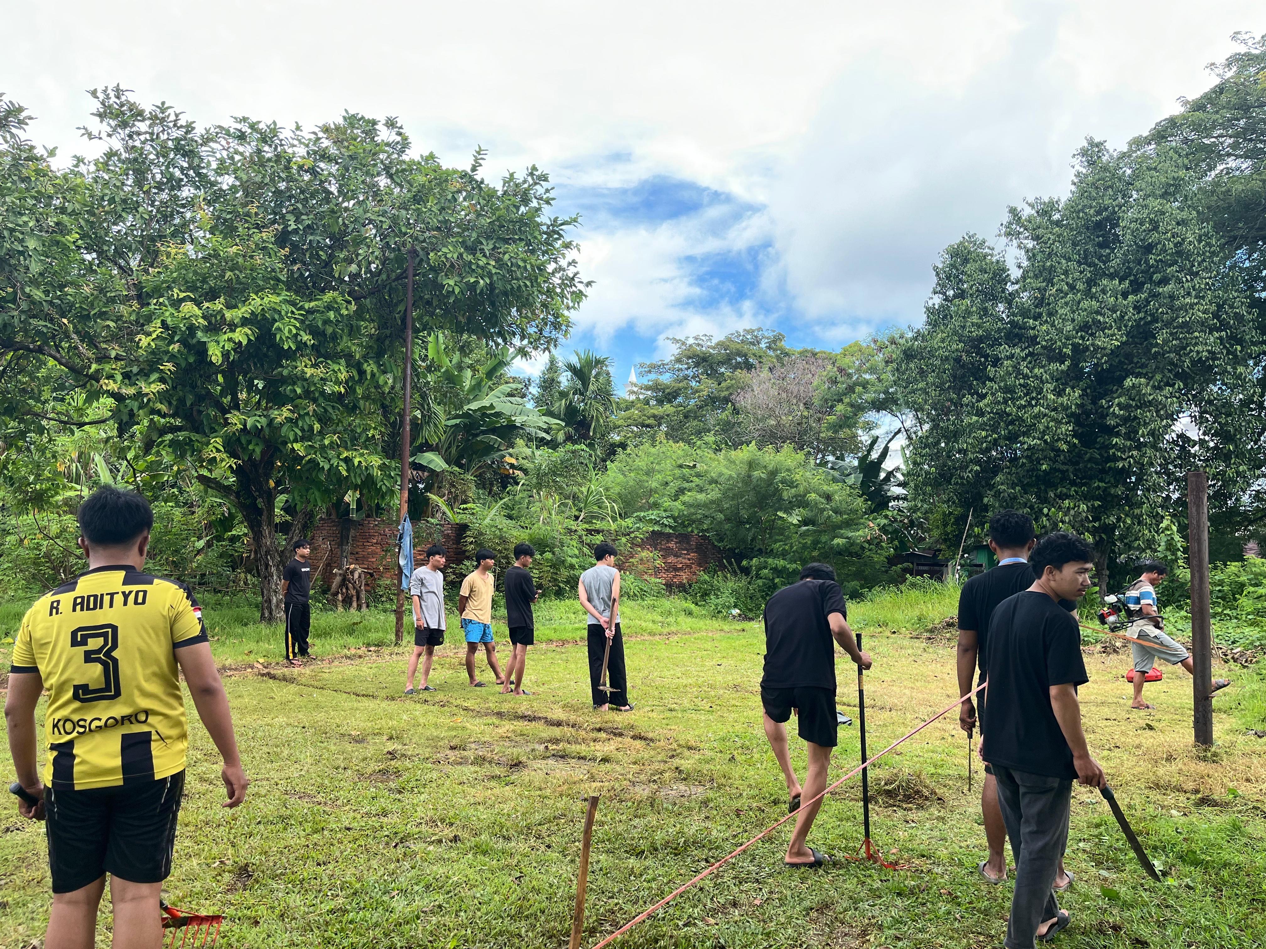 Pembersihan lapangan voli bersama kelompok 52 53 di rt 01 anggut bawah