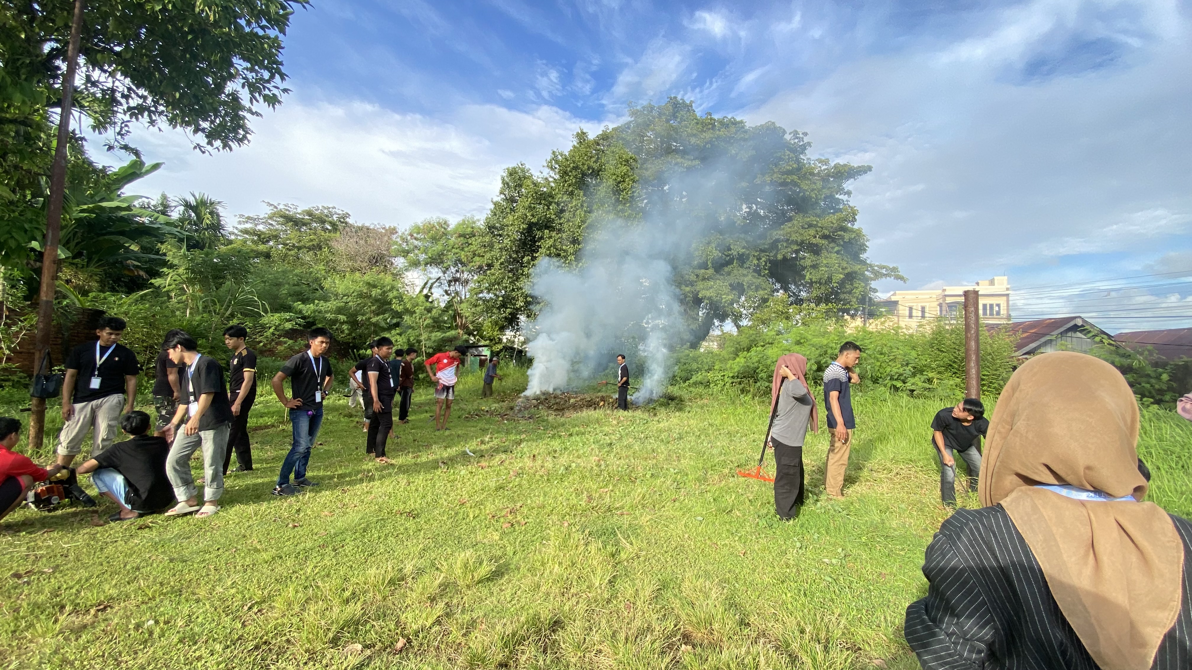 Lanjutan pembersihan lapangan voli untuk proker setiap sore 