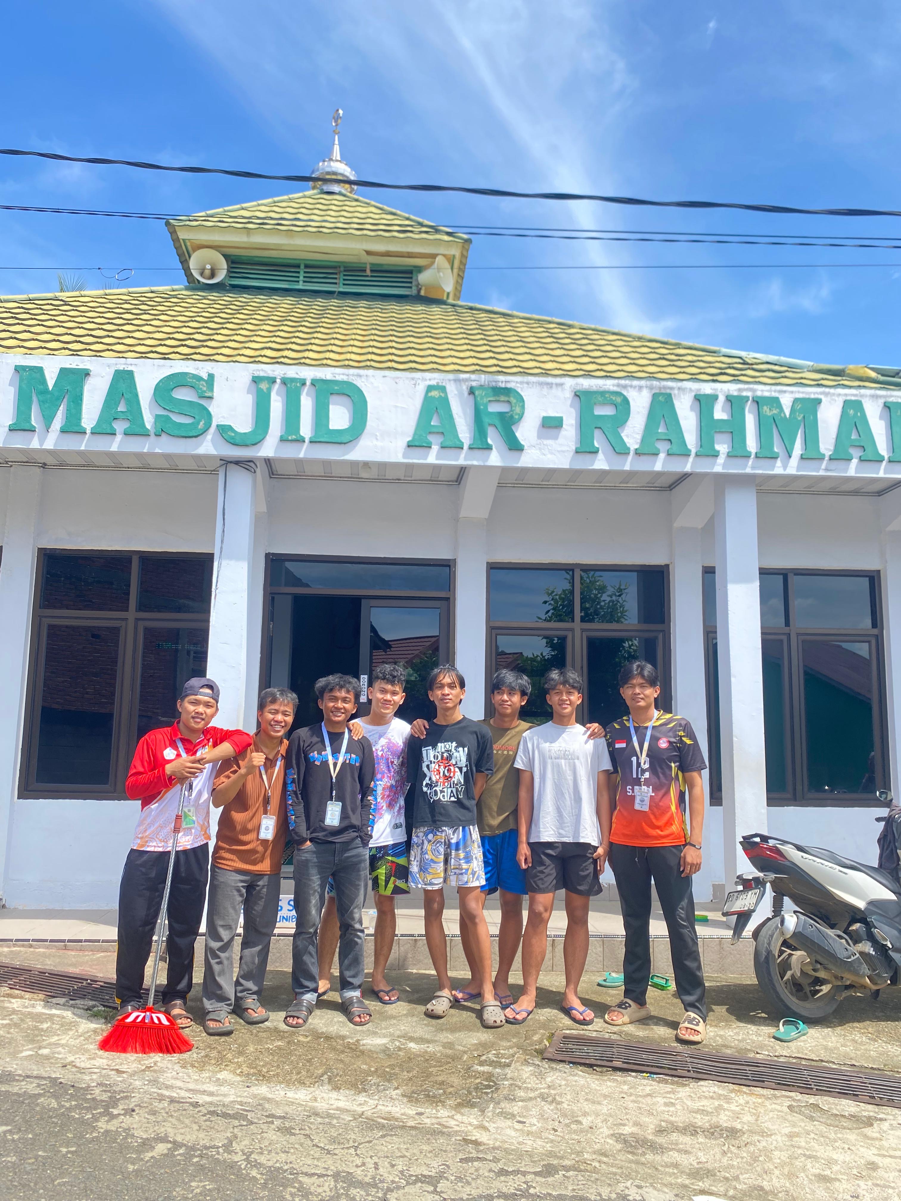 Kegiatan membersihkan masjid