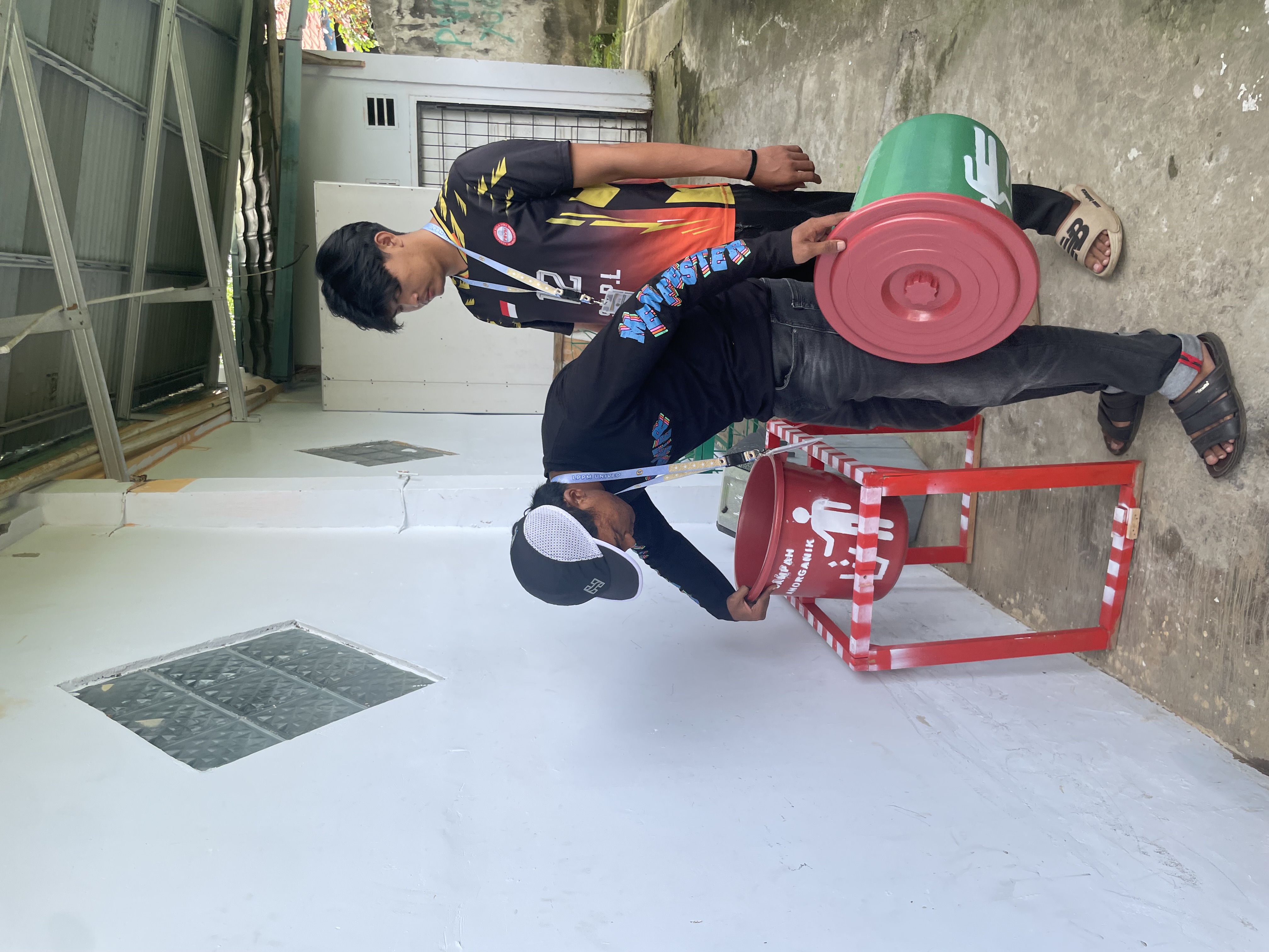 Pemasangan kotak sampah