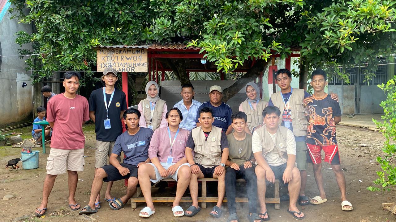 Mebersikan sekaligus mengecat pos kamling rt 07