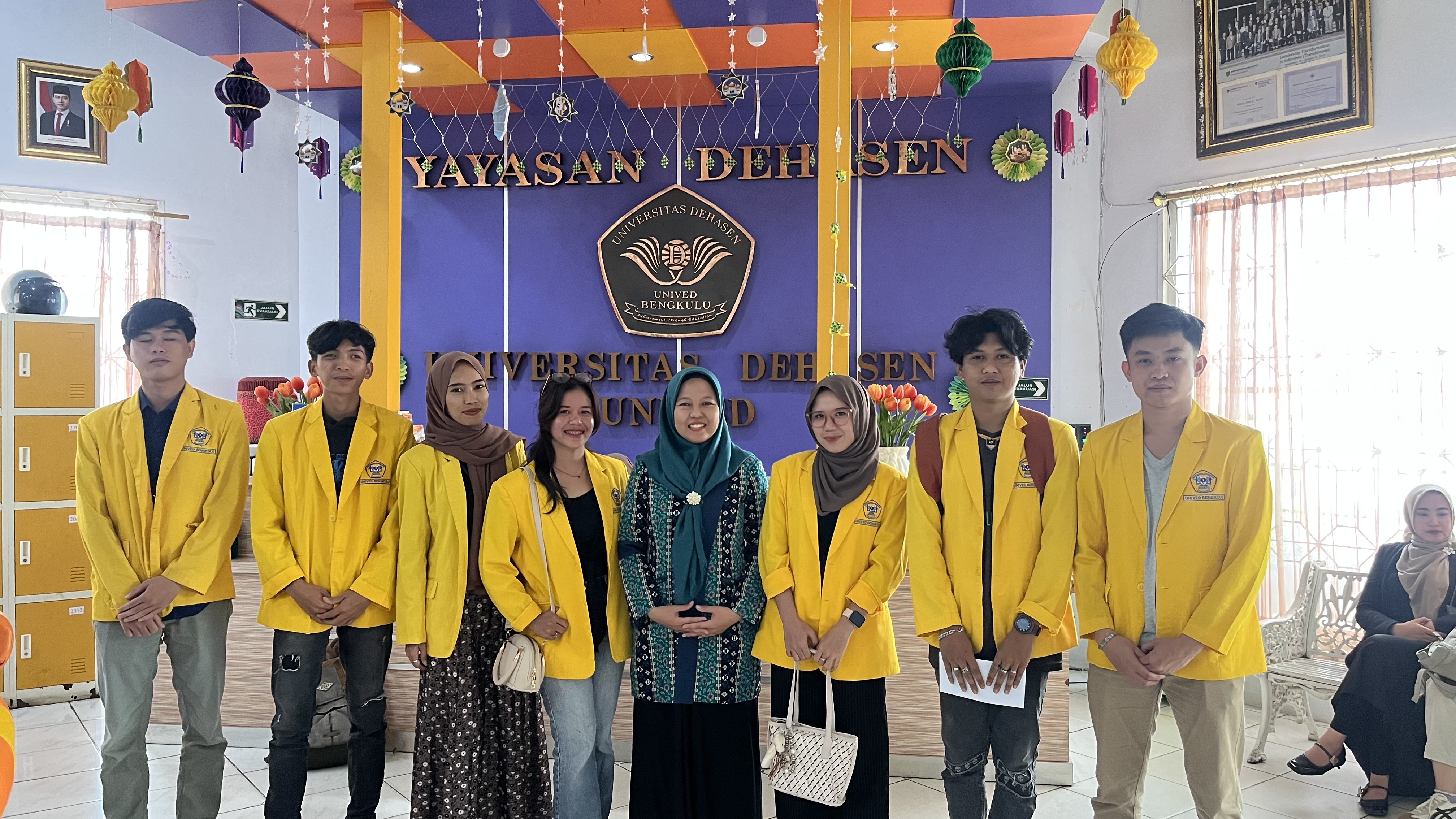 Pertemuan pertama dengan dpl di kampus universitas dehasen kelompok 44