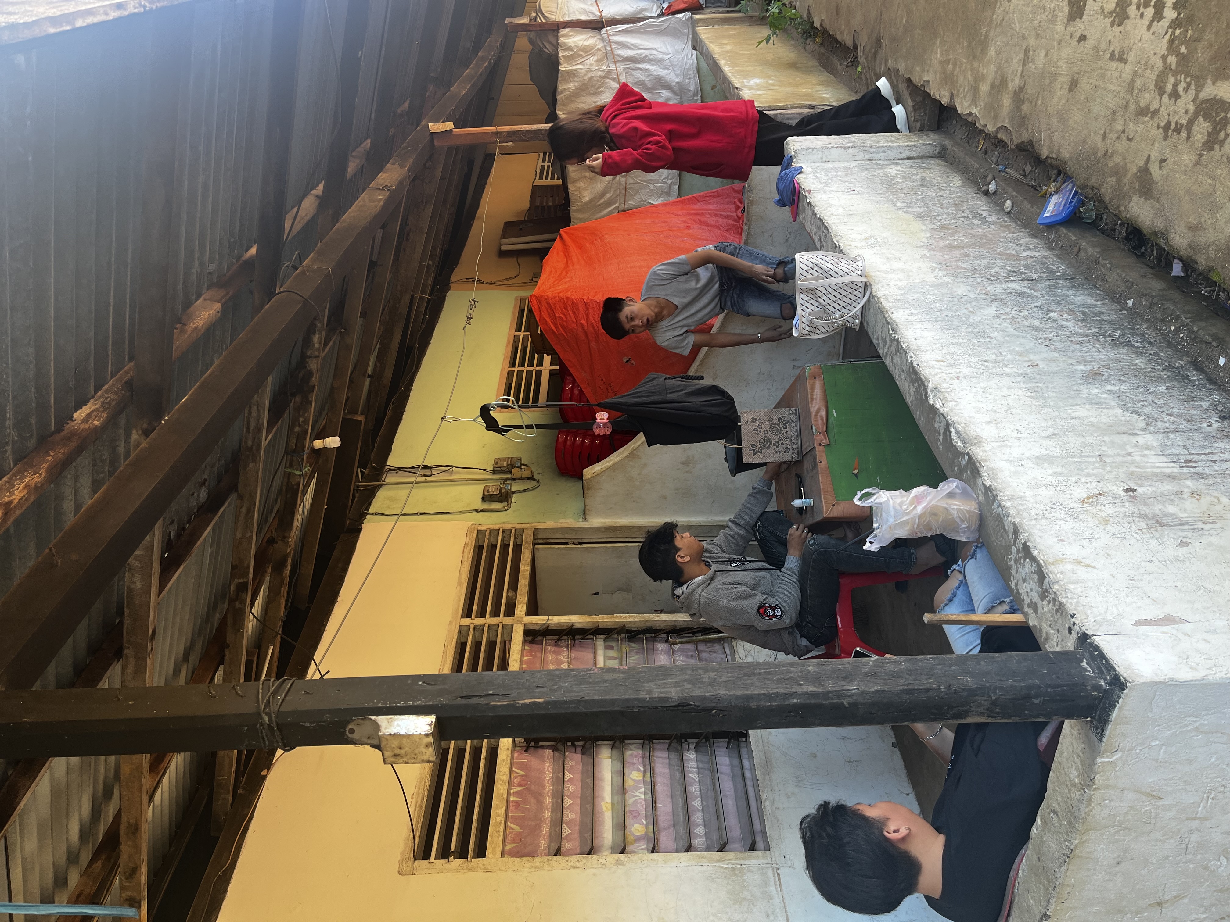 Bersih-bersih posko kkn di penurunan  kelompok 44