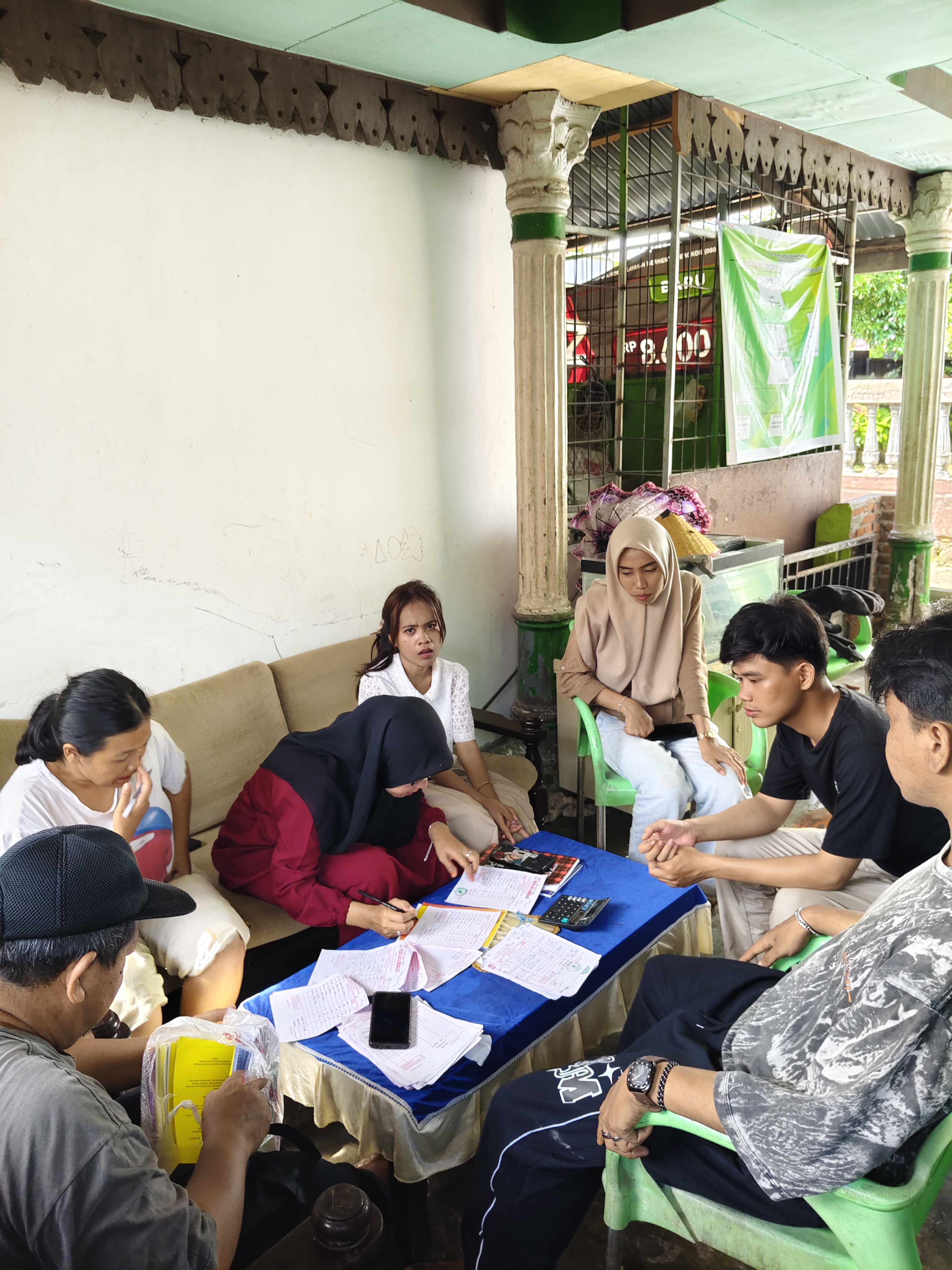 Merekap hasil penjualan sampah 