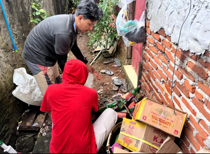 Pengambilan sampah kerumah- rumah warga 