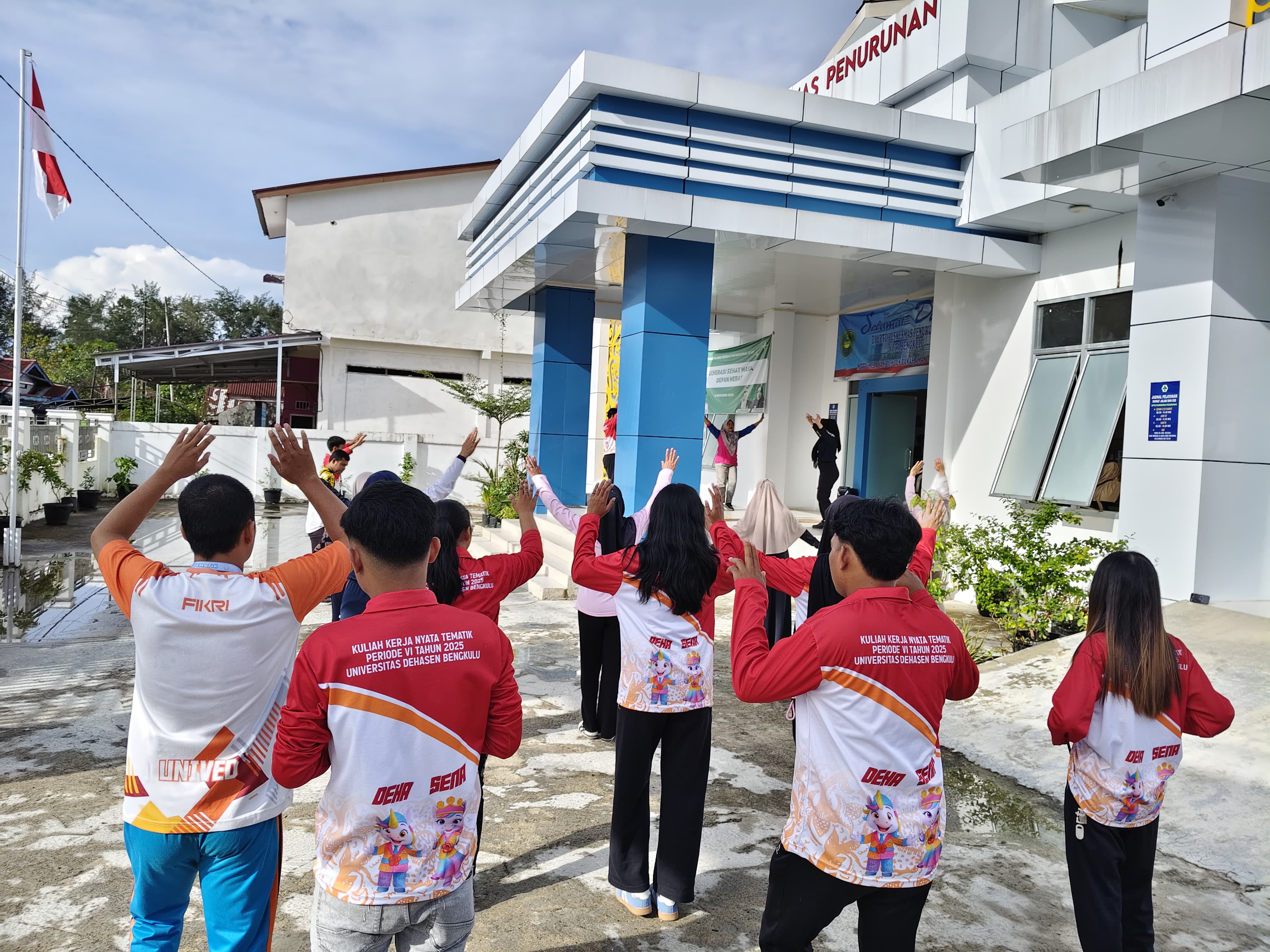 Senam pagi di puskesmas bersama anak KKN penurunan 