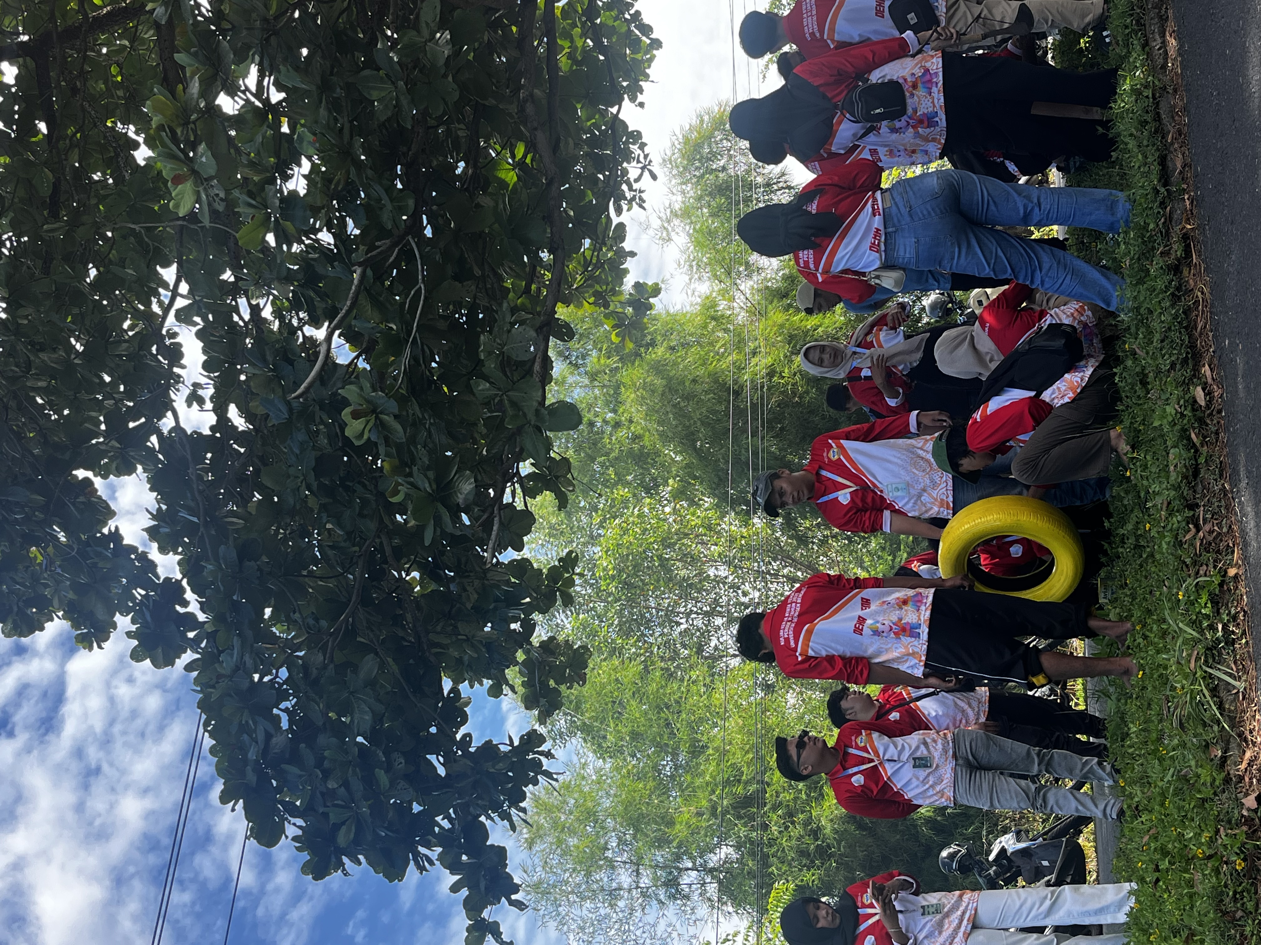 Mengecat ban untuk taman lempuing 