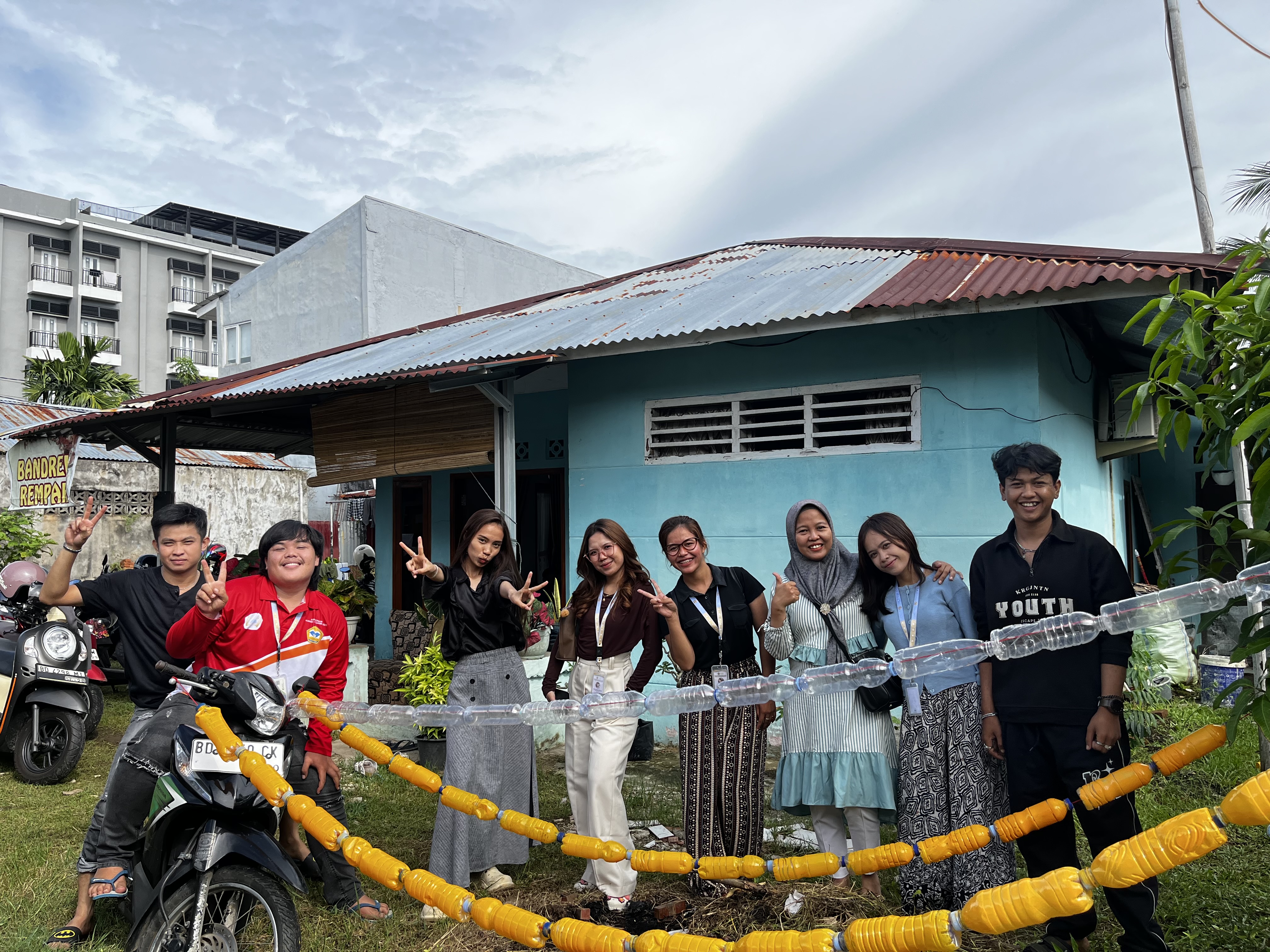 Proses pengecetan botol aqua untuk taman lempuing 