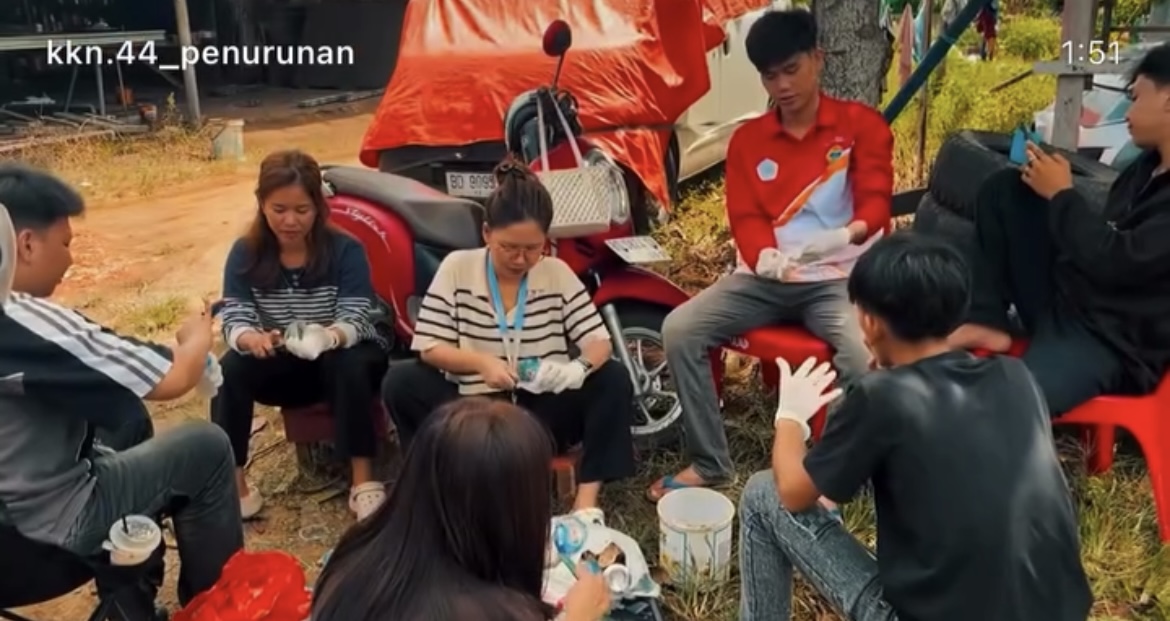 Memilah sampah plastik 