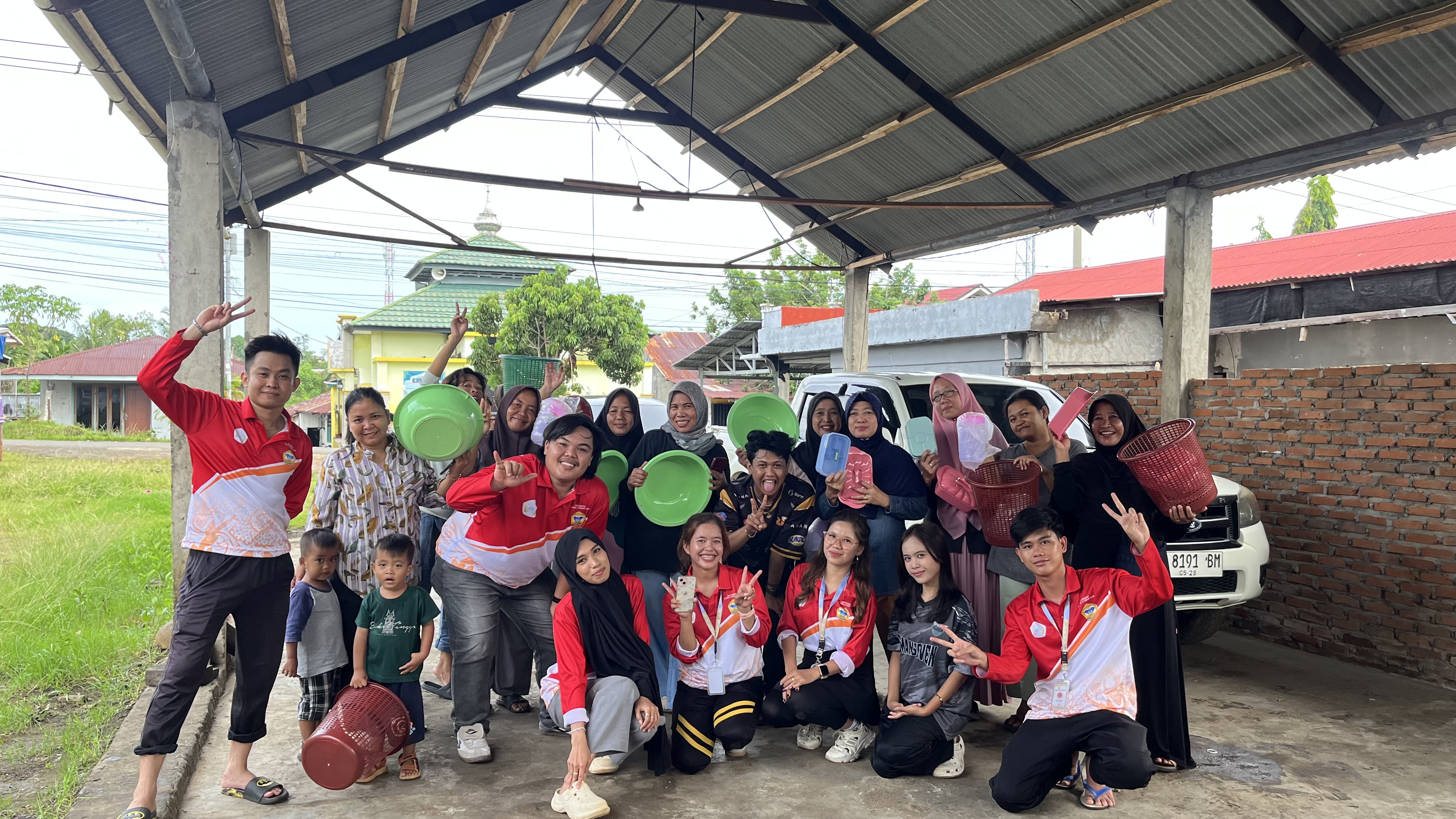 Kegiatan senam pagi serta pembagian dorprize untuk para warga rt 07 penurunan 