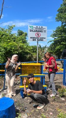 mengecat rak pot bunga di taman Lempuing 