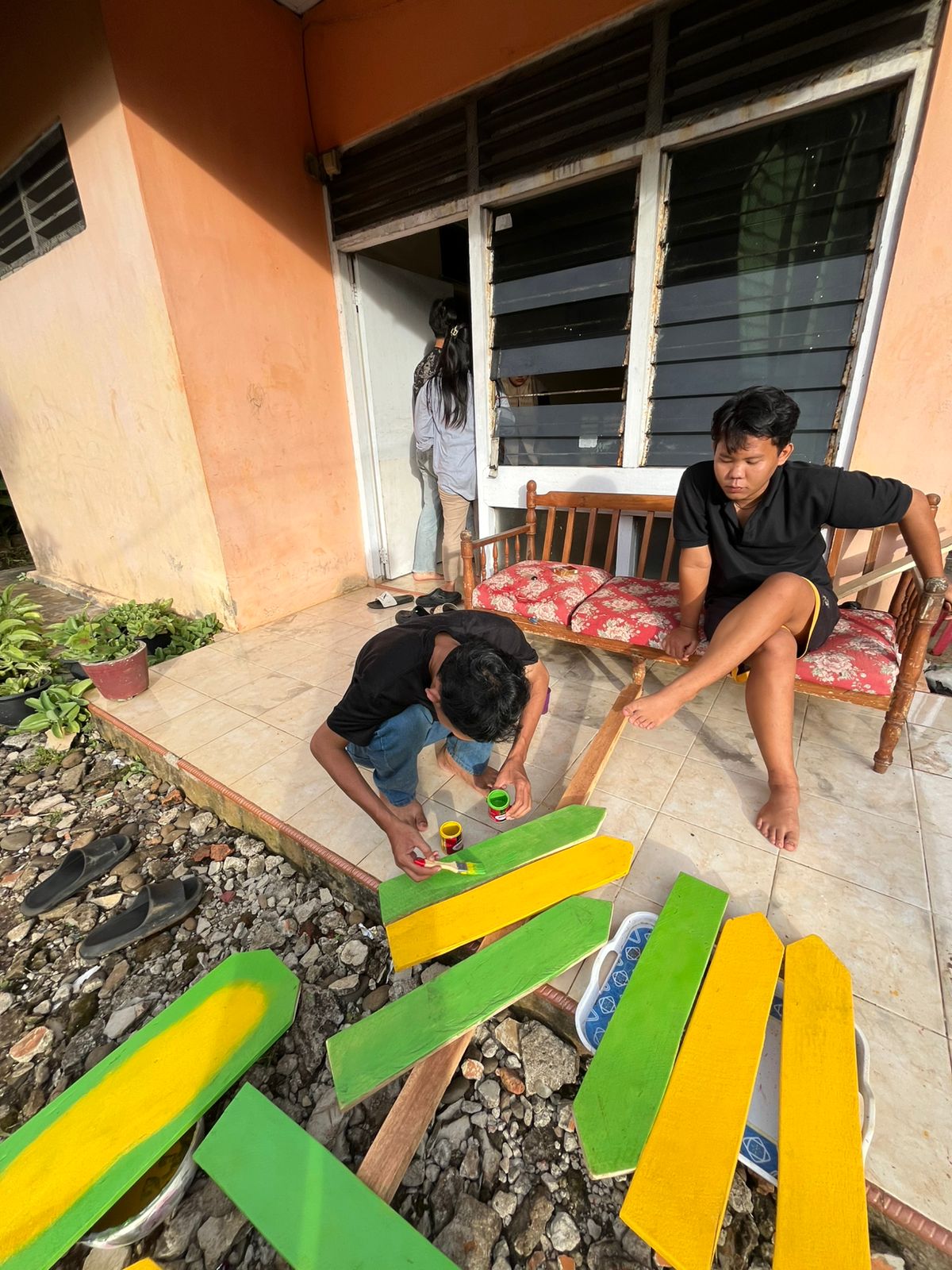 Mengerjakan proker pertama yaitu membentuk plank edukasi sampah dengan kayu/papan.