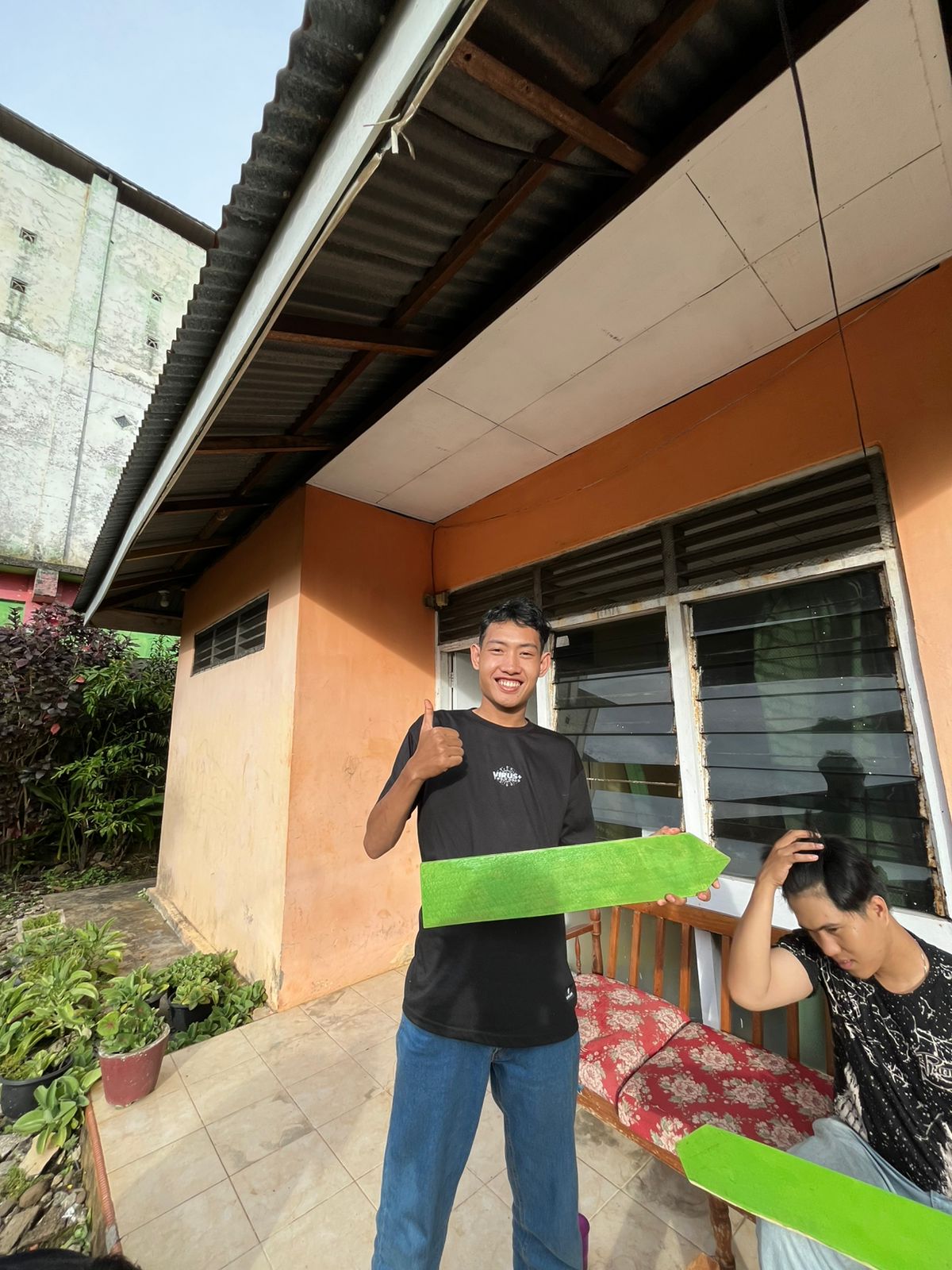 Mengerjakan proker pertama yaitu membentuk plank edukasi sampah dengan kayu/papan.